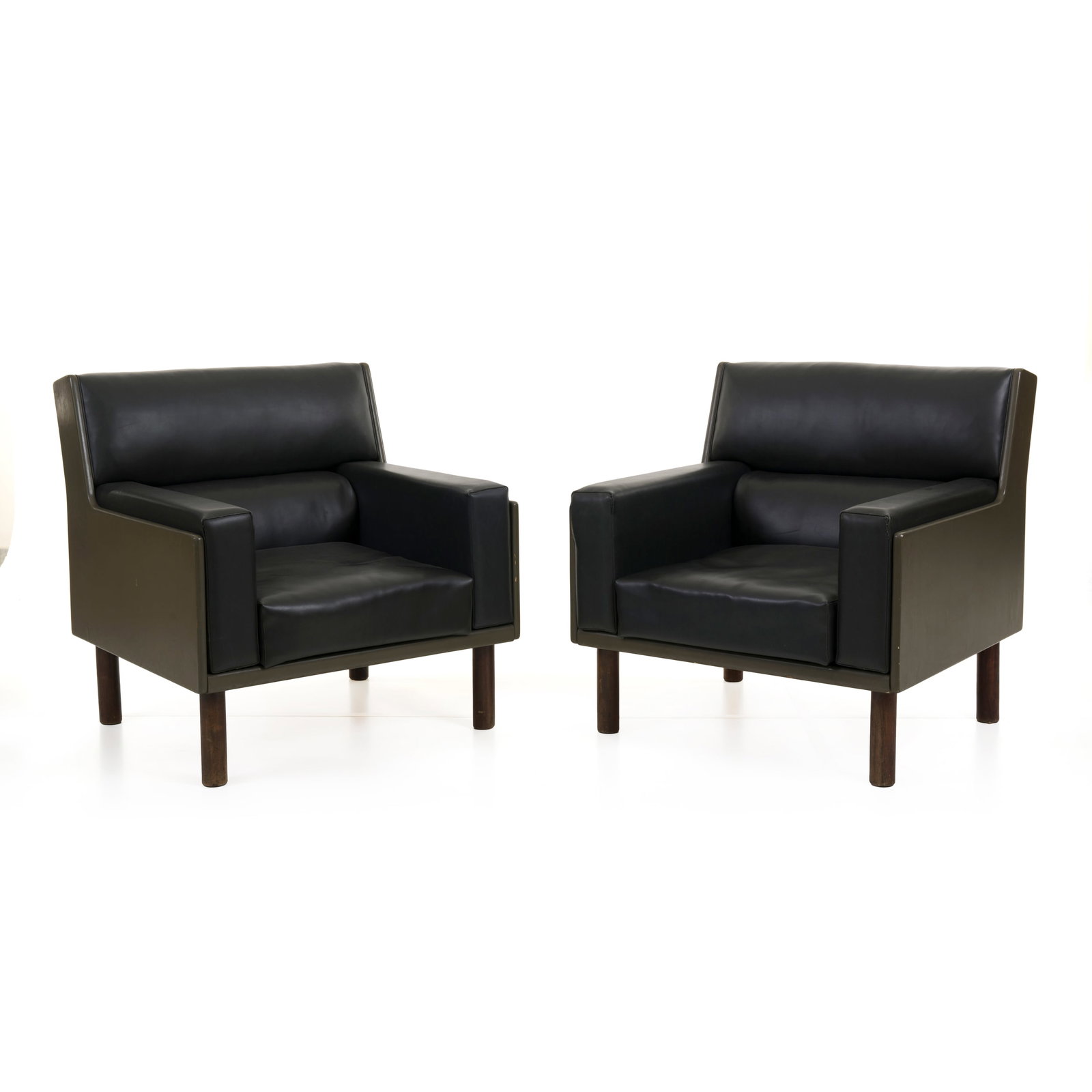 Anonima Castelli: Anonima Castelli Coppia di poltrone Struttura in legno e legno laccato, rivestimenti in pelle nera Prod. Anonima Castelli Italia, 1960 ca. 81,5 x 80 x 77 cm Marchio della manifattura. Anonima Castelli