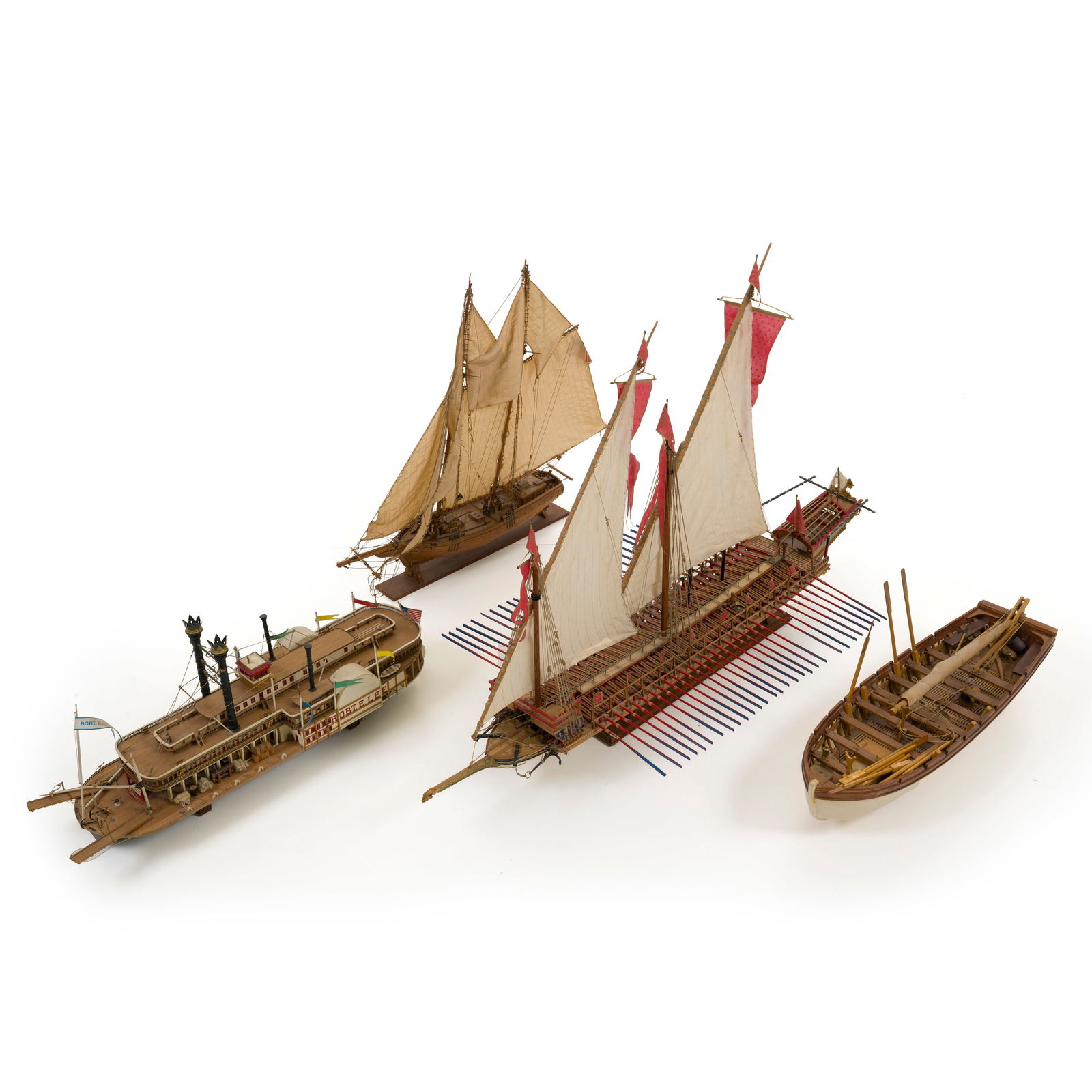 Quattro modelli di barche, XX secolo: Quattro modelli di barche Legno e materiali diversi XX secolo 72 x 100 x 50 cm (misura massima) Four models of boats Wood and different materials 20th century 72 x 100 x 50 cm (maximum measurement)