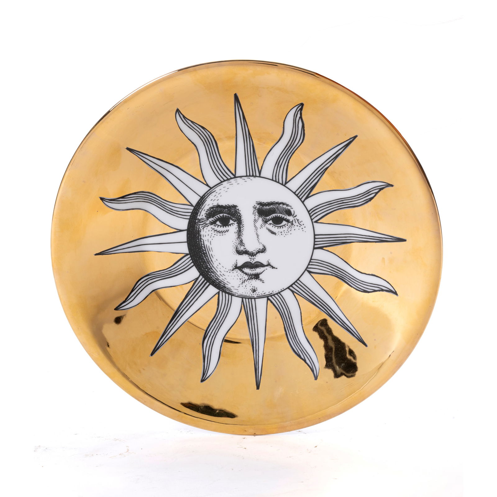Fornasetti, Italia, XXI secolo: Fornasetti Piatto con decoro di sole Edizione speciale per BAM (Banca Agricola Mantovana) Porcellana smaltata e decoro serigrafato Prod. Fornasetti Italia, XXI secolo d 30 cm Fornasetti Dish with sun