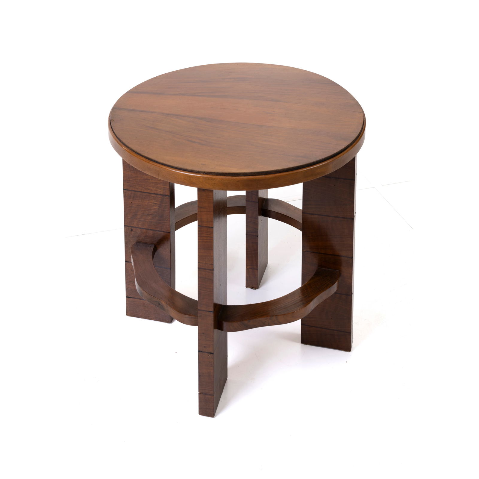 Vittorio Valabrega (? 1861 - ? 1952): Vittorio Valabrega (? 1861 - ? 1952) Tavolo basso Struttura in legno, rivestimenti legno impiallacciato, decoro mosso lungo la parte bassa Prod. Italia, 1940 ca. 57 x 50 cm Vittorio Valabrega (? 1861