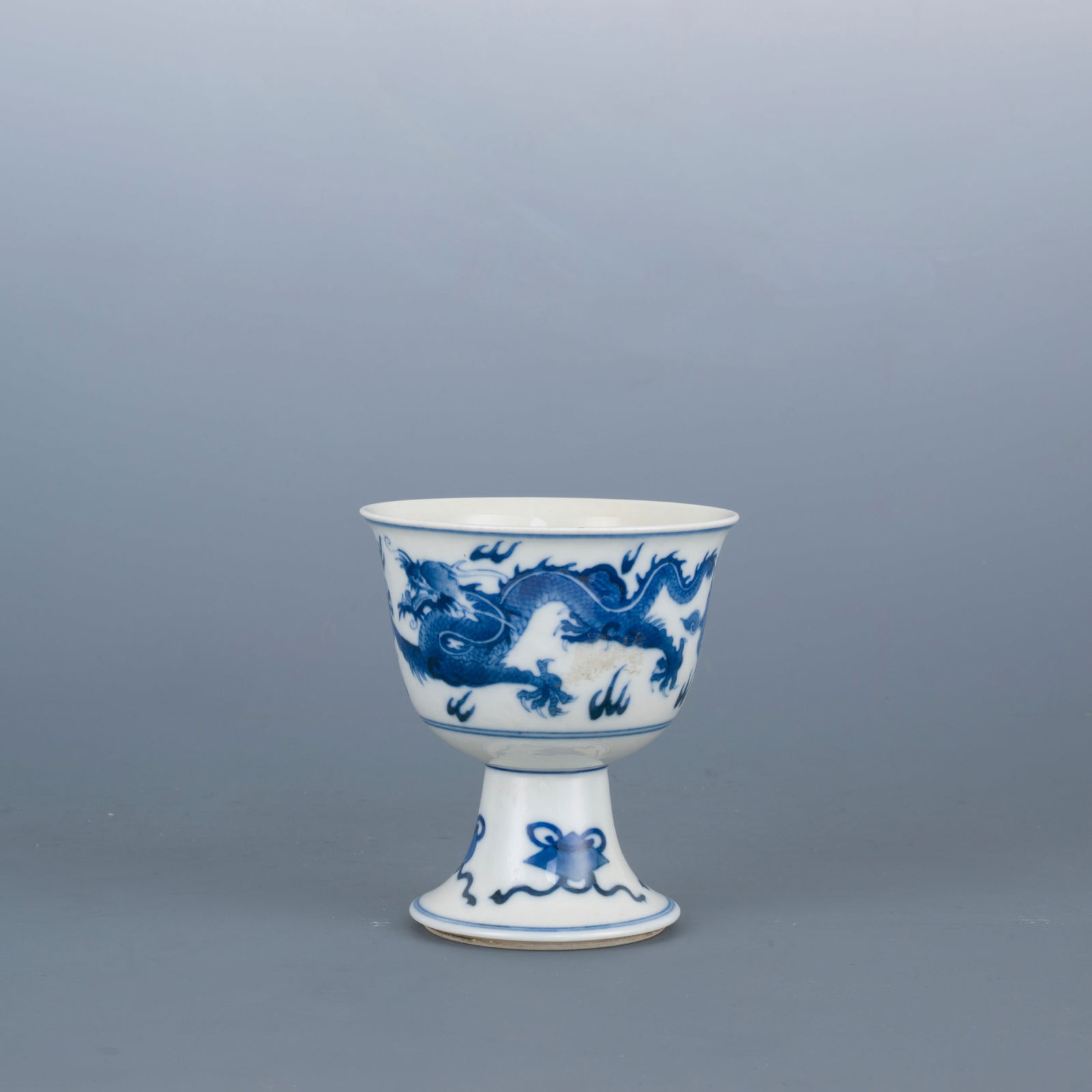 Vaso a calice, Cina, XIX secolo: Vaso a calice con decoro di dragoni Porcellana bianca e blu Cina, Dinastia Qing, XIX secolo h 12 cm d 11 cm A goblet vase decorated with dragons Blue and white porcelain China, Qing Dynasty, 19th cent