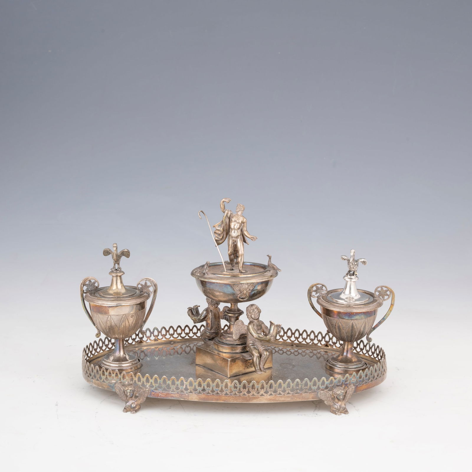 Calamaio in argento Base ovale poggiante su quattro piedini a foggia di cariatidi alate Porta (1 of 8)