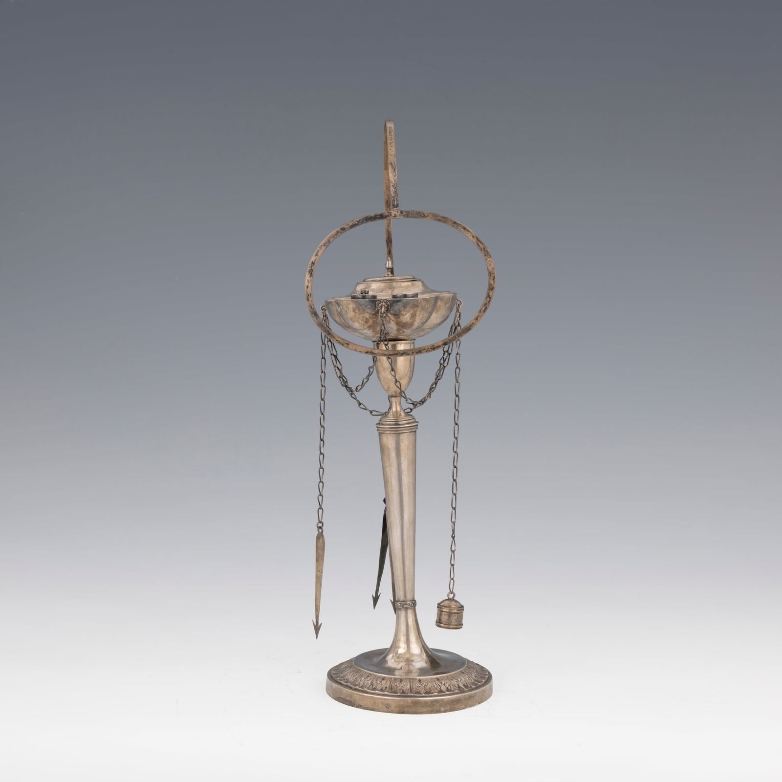 Lucerna in argento fuso, sbalzato e cesellato Base circolare con decorazione a foglie lanceolate, (1 of 7)