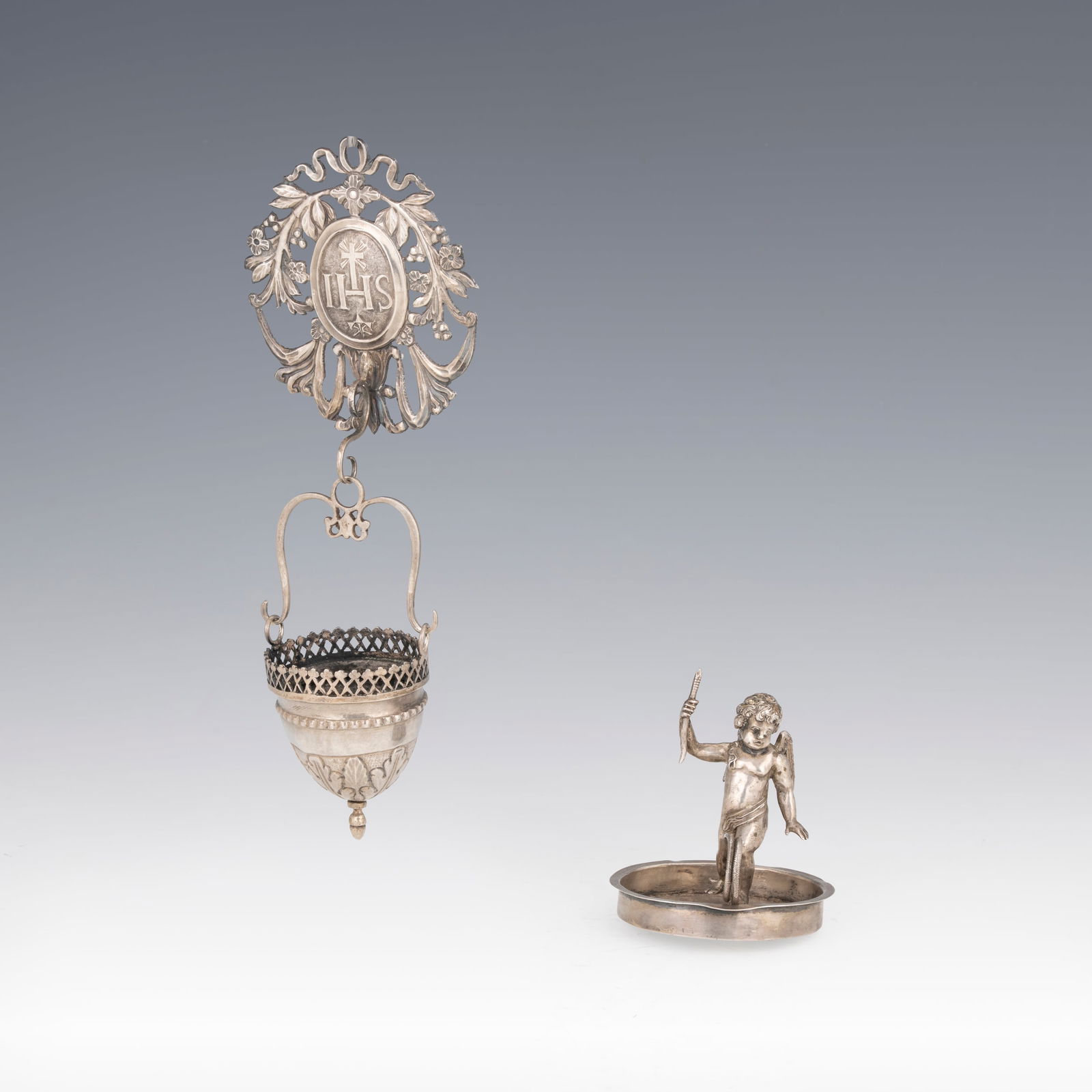 Acquasantiera in argento Corpo superiore composto da un medaglione traforato a racemi con al centro (1 of 5)