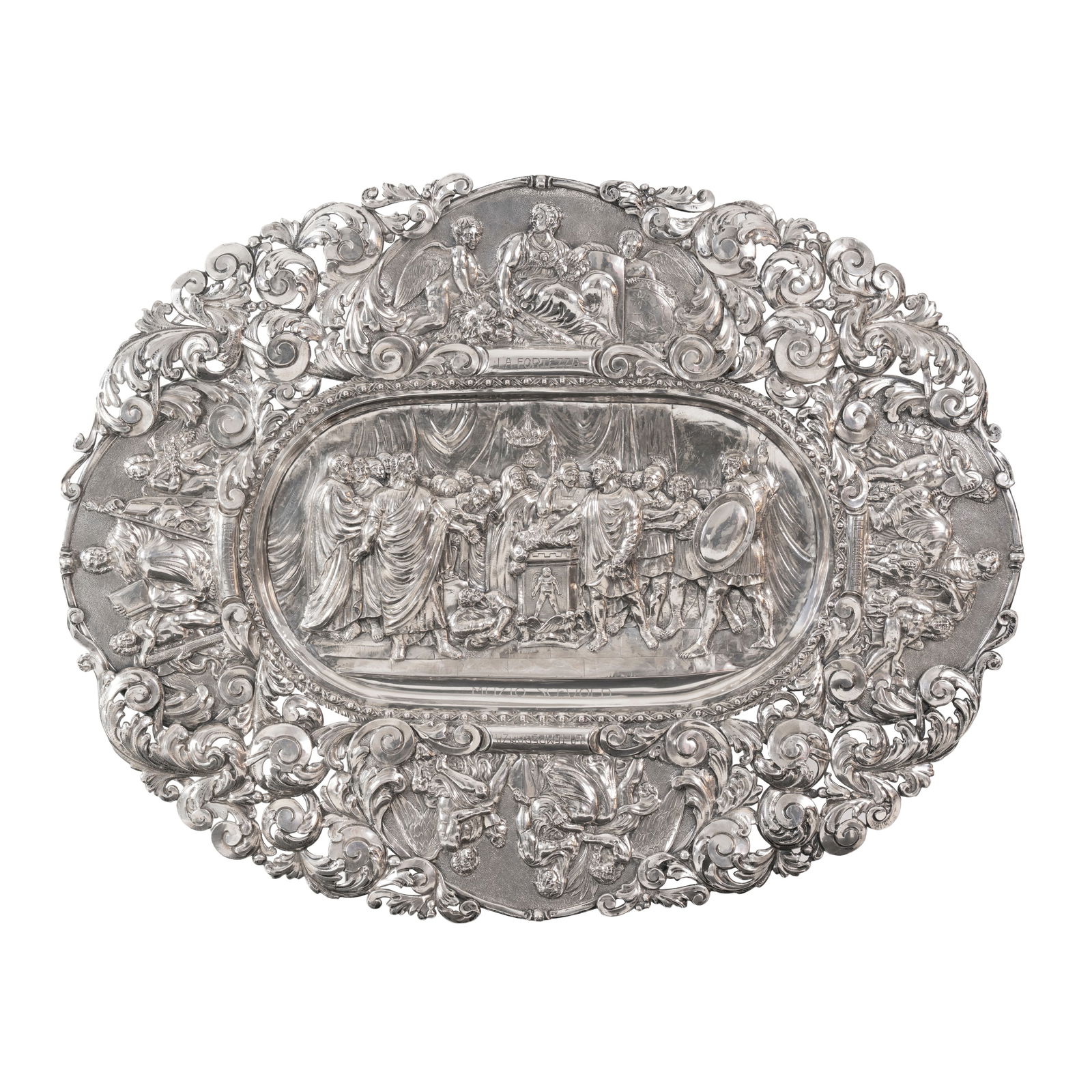 Grande piatto da parata in argento sbalzato La scena principale nel cavetto, raffigura "Il coraggio (1 of 7)
