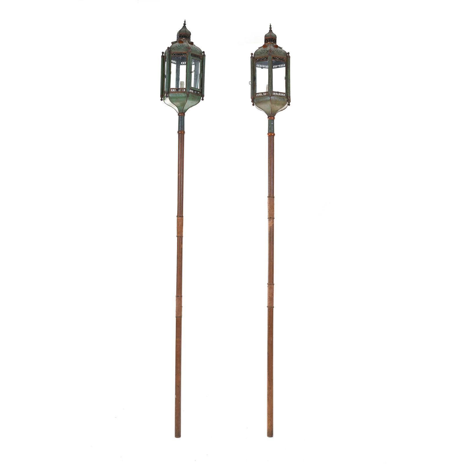 Coppia di lanterne Metallo laccato, asta in legno XIX /XX secolo h 255 cm A pair of lanterns (1 of 3)