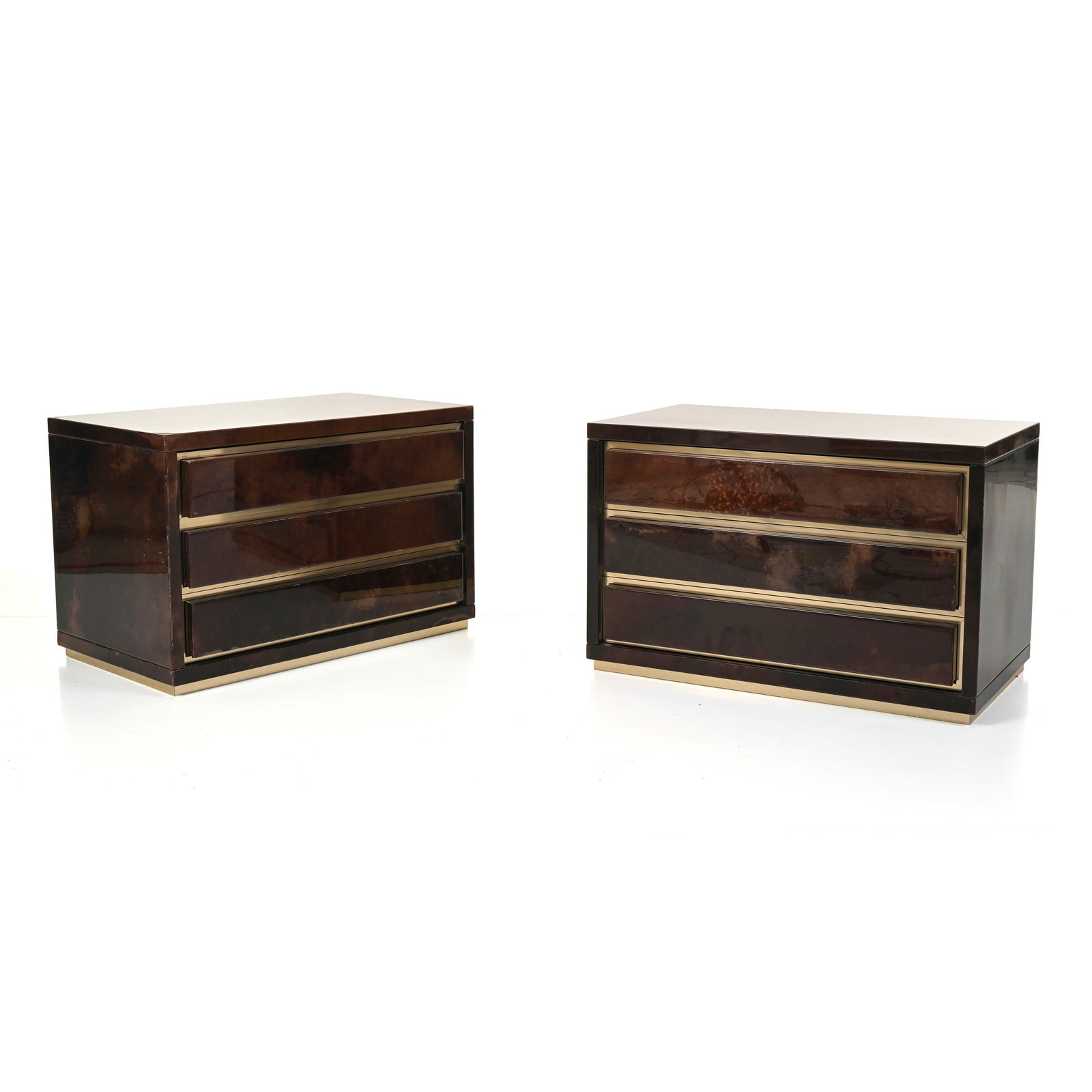 Aldo Tura (Milano 1909 - 1963) Coppia di comodini Struttura in legno, rivestimenti in pergamena (1 of 7)