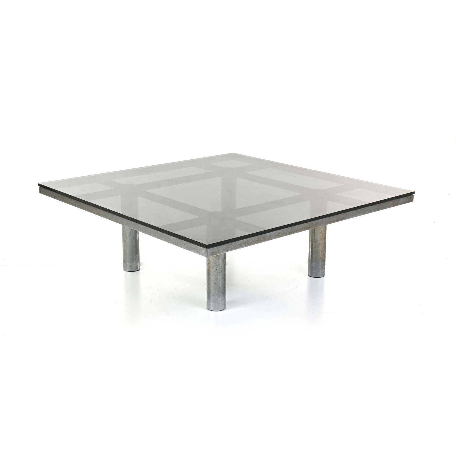 Tobia Scarpa (Venezia 1935) Tavolo basso Mod. André della serie Ultrarazionale Struttura e sostegni: Tobia Scarpa (Venezia 1935) Tavolo basso Mod. André della serie Ultrarazionale Struttura e sostegni in acciaio cromato, ripiano in vetro fumé Prod. Gavina Italia, 1960 ca. 38 x 115 x115 cm Tobia Sca