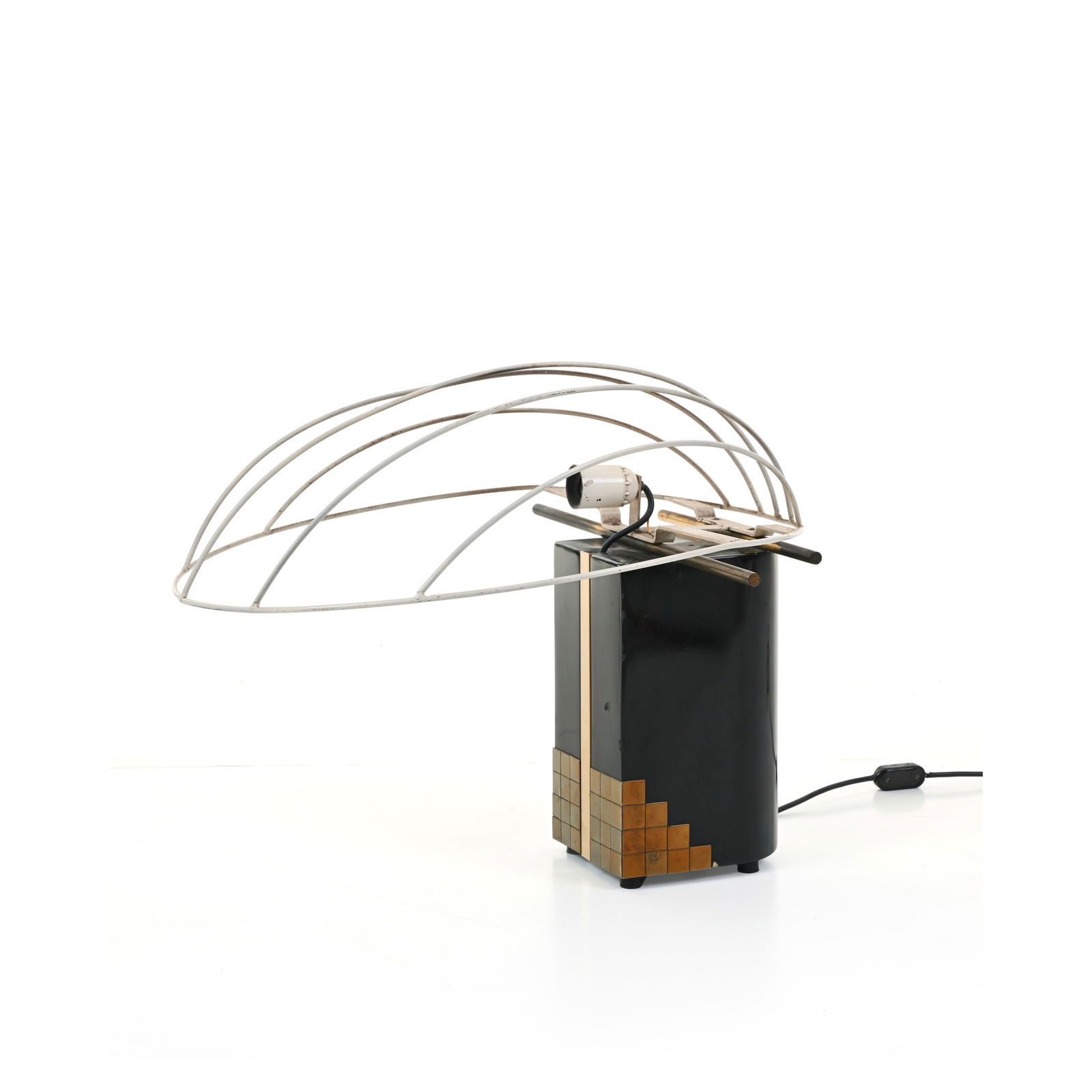 Stilnovo Lampada da tavolo Struttura in legno verniciato e ottone, diffusore in metallo patinato e (1 of 4)