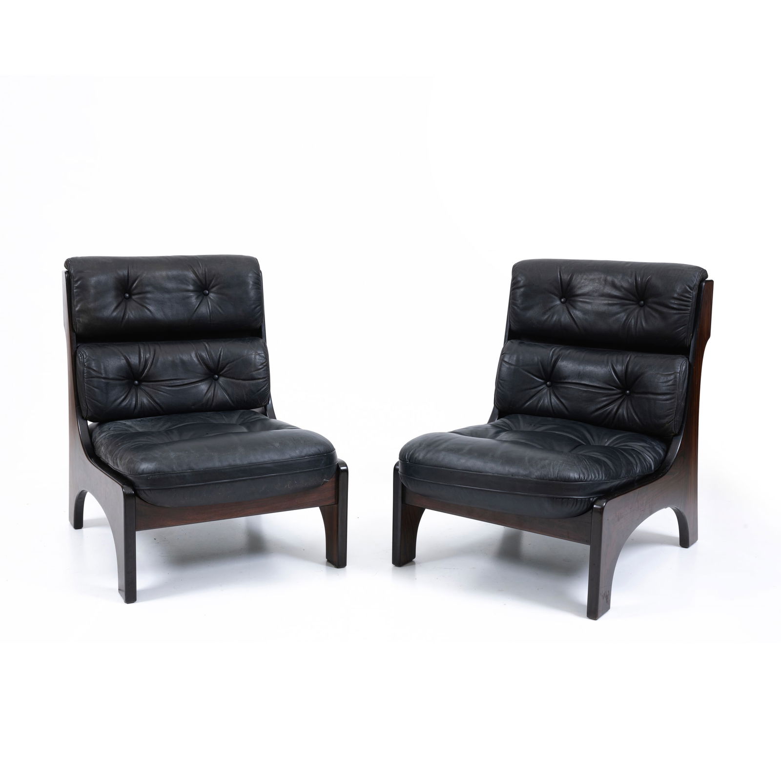 Claudio Salocchi (Milano 1934 - 2012) Coppia di poltrone Legno, rivestimenti in pelle e cinte in (1 of 3)