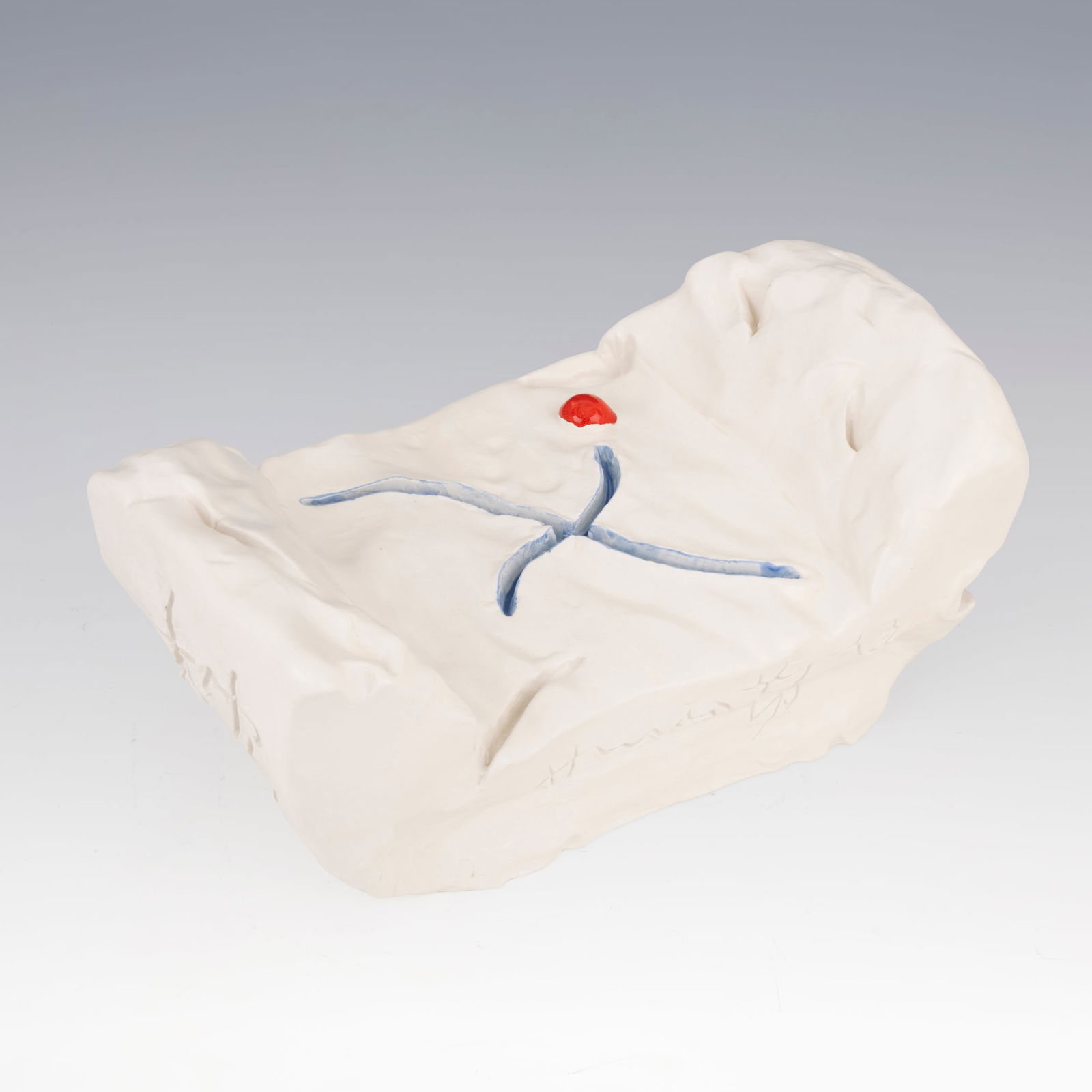 Hsiao Chin (Shanghai 1935 - Taiwan 2023) Scultura con decoro policromo della serie "Cuscino: Hsiao Chin (Shanghai 1935 - Taiwan 2023) Scultura con decoro policromo della serie "Cuscino dell'Illuminazione" Ceramica smaltata Prod. Cooperativa Ceramica d’Imola, 1996 14 x 31 x 19 cm Firma dell'