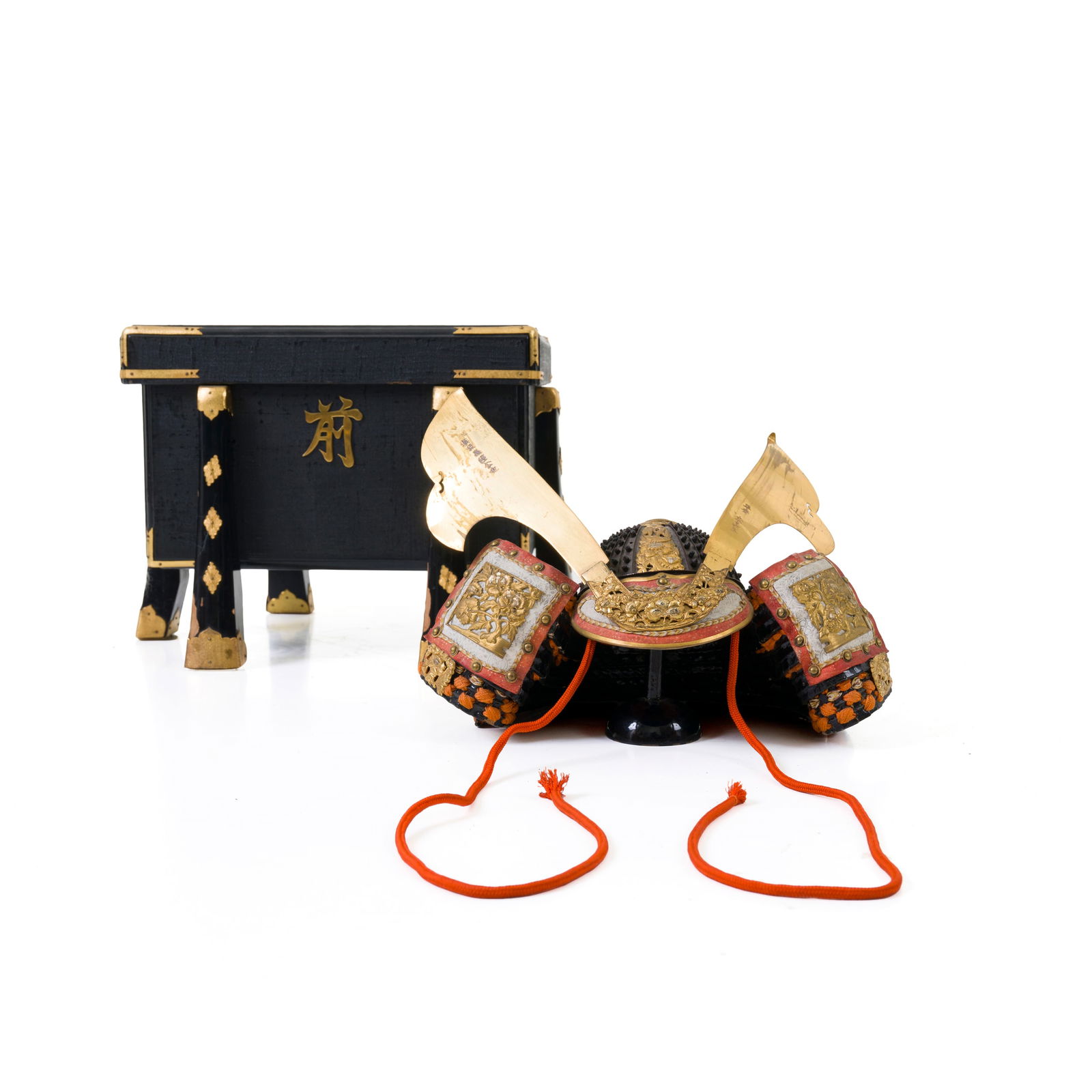 Kabuto con decori floreali e di dragoni Ottone, tessuto ricamato, legno (?) Giappone, Epoca Meiji, (1 of 8)