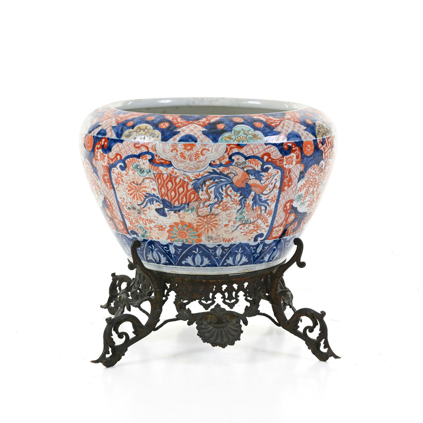 Vaso con decoro floreale e animale Porcellana Imari, base in bronzo Giappone, periodo Meiji (1868 -: Vaso con decoro floreale e animale Porcellana Imari, base in bronzo Giappone, periodo Meiji (1868 - 1912), seconda metà del XIX secolo 41 x 45 x 45 cm A vase with floral and animal decoration Imari p