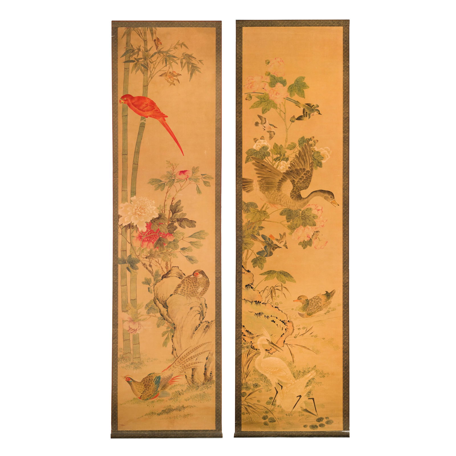 Due dipinti a scroll con decoro di uccelli e fiori entro paesaggio Tessuto dipinto Giappone, Epoca (1 of 3)