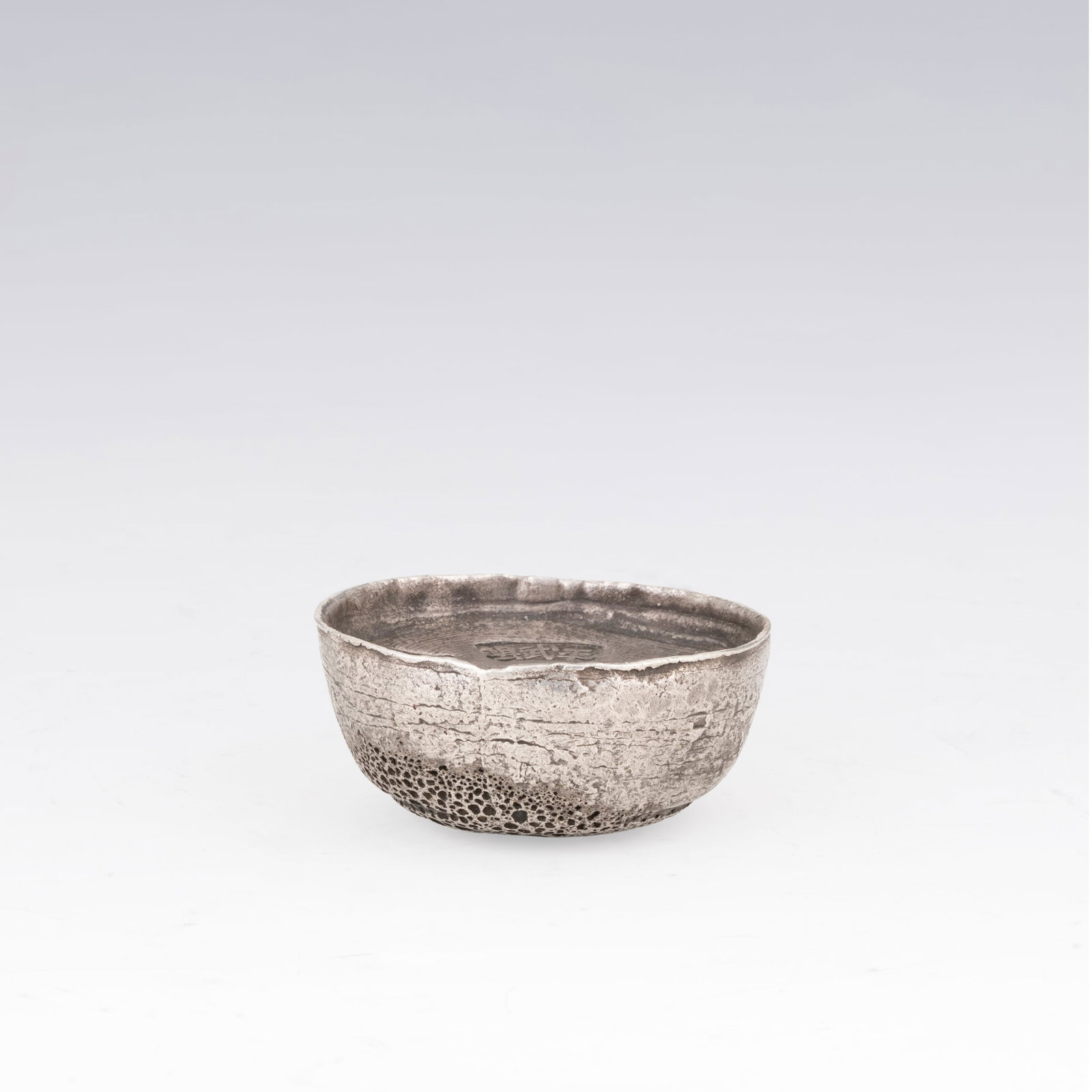 Moneta da lingotto in argento Cina, inizio del XX secolo 2,7 x 6 x 5 cm 352 g A silver ingot coin (1 of 4)