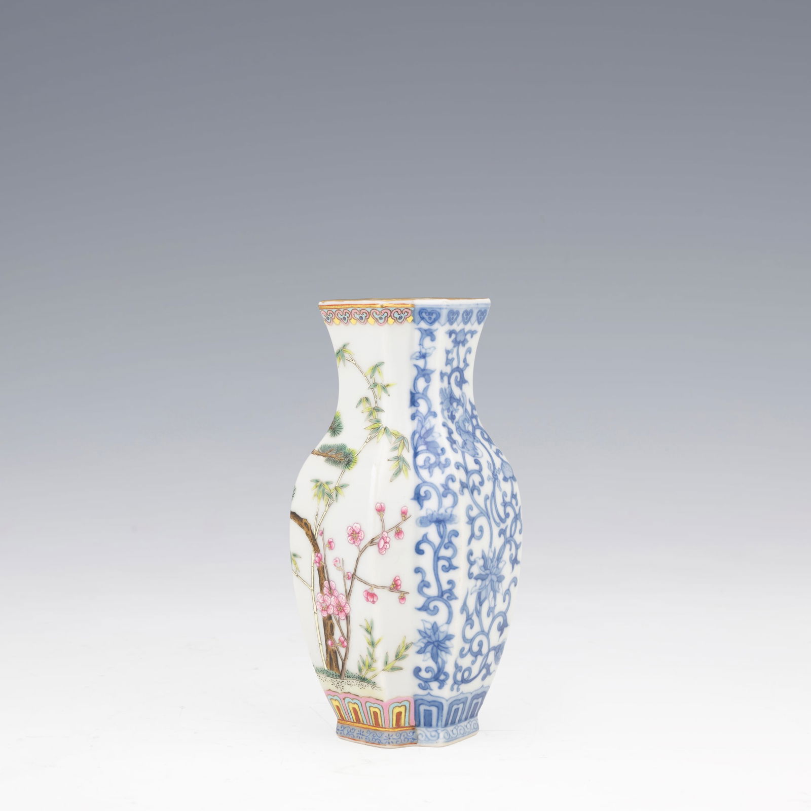 Vaso policromo con decoro floreale e vegetale Porcellana bianco e blu Cina, Epoca Repubblica, XX (1 of 6)