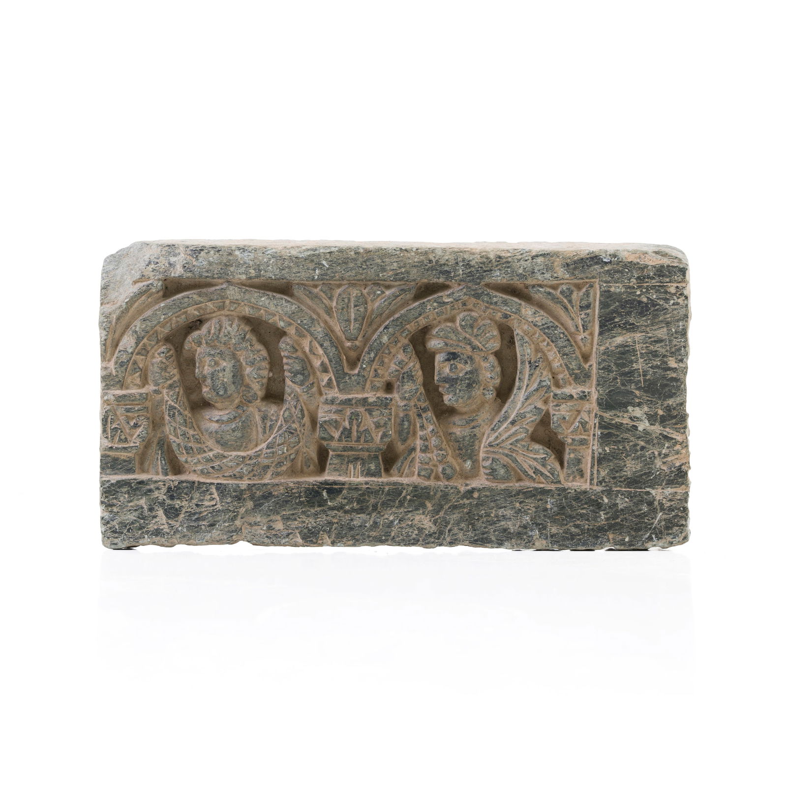 Rilievo con figure di divinità Pietra scolpita Gandhara, IV secolo 14,5 x 28,5 cm A relief with (1 of 3)