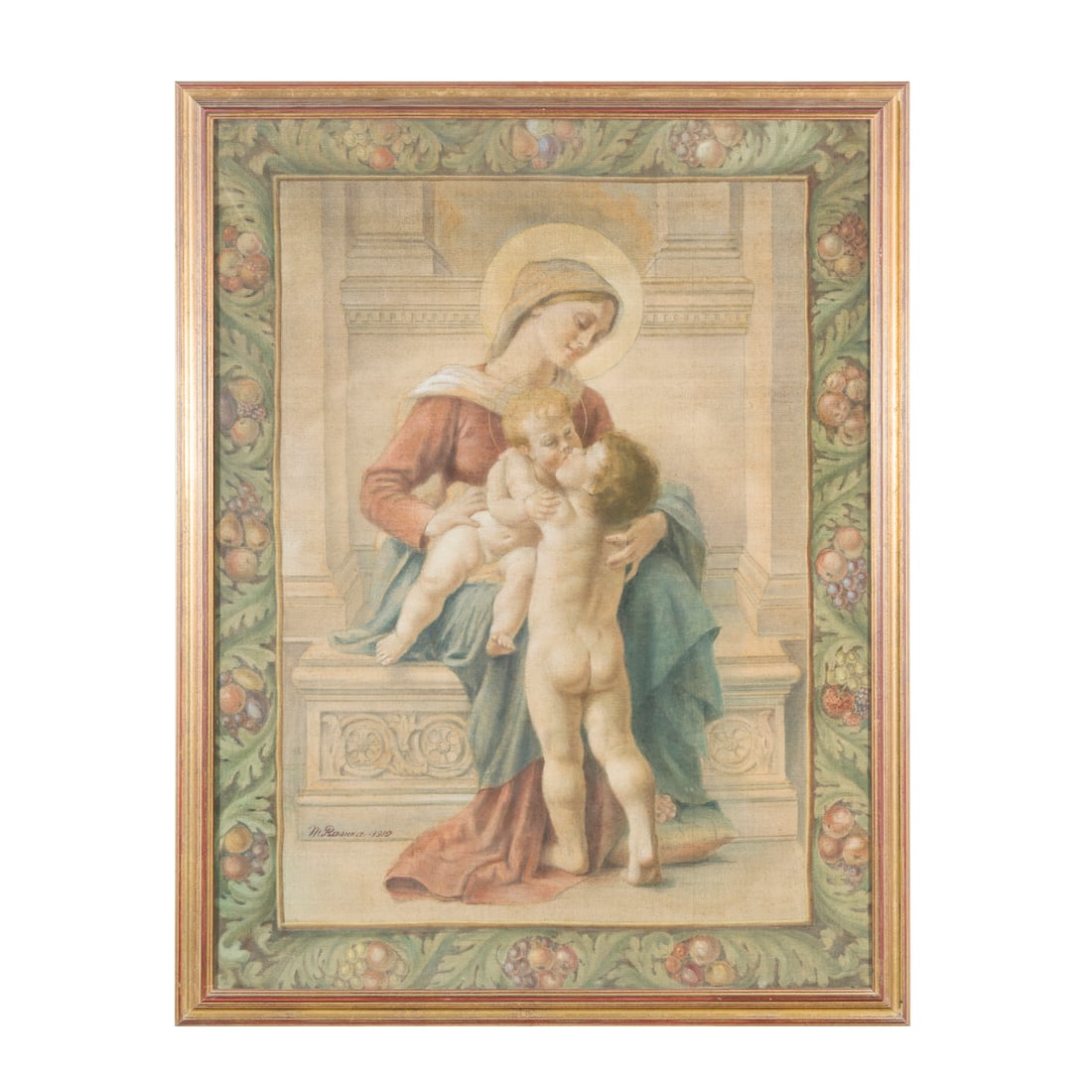 M. Ravera (attivo in Italia nel XIX/XX secolo): M. Ravera (attivo in Italia nel XIX/XX secolo) Madonna con Bambino e San Giovannino, 1910 Arazzo Succhi d'erba su tessuto 96 x 72 cm Firmato e datato in basso a sinistra M. Ravera (active in Italy in 