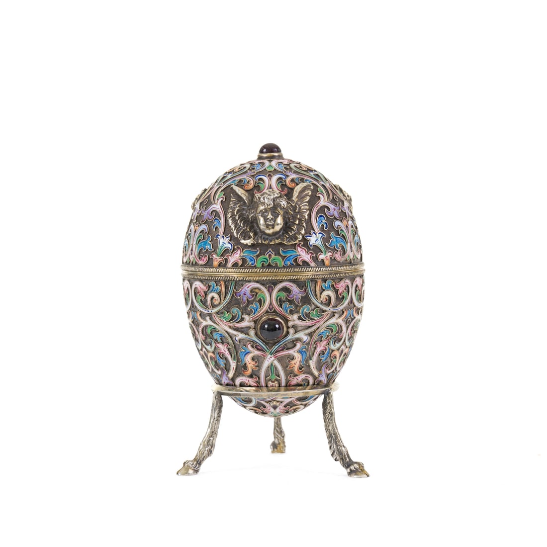 Uovo in argento e smalti, Russia, inizio del XX secolo: Uovo con corpo a decori cloisonné smaltati e teste di angioletti Argento e smalti, interno dorato, applicazioni di pietre incastonate Russia, inizio del XX secolo Titolo d'argento 84 zolotnik h 13 cm