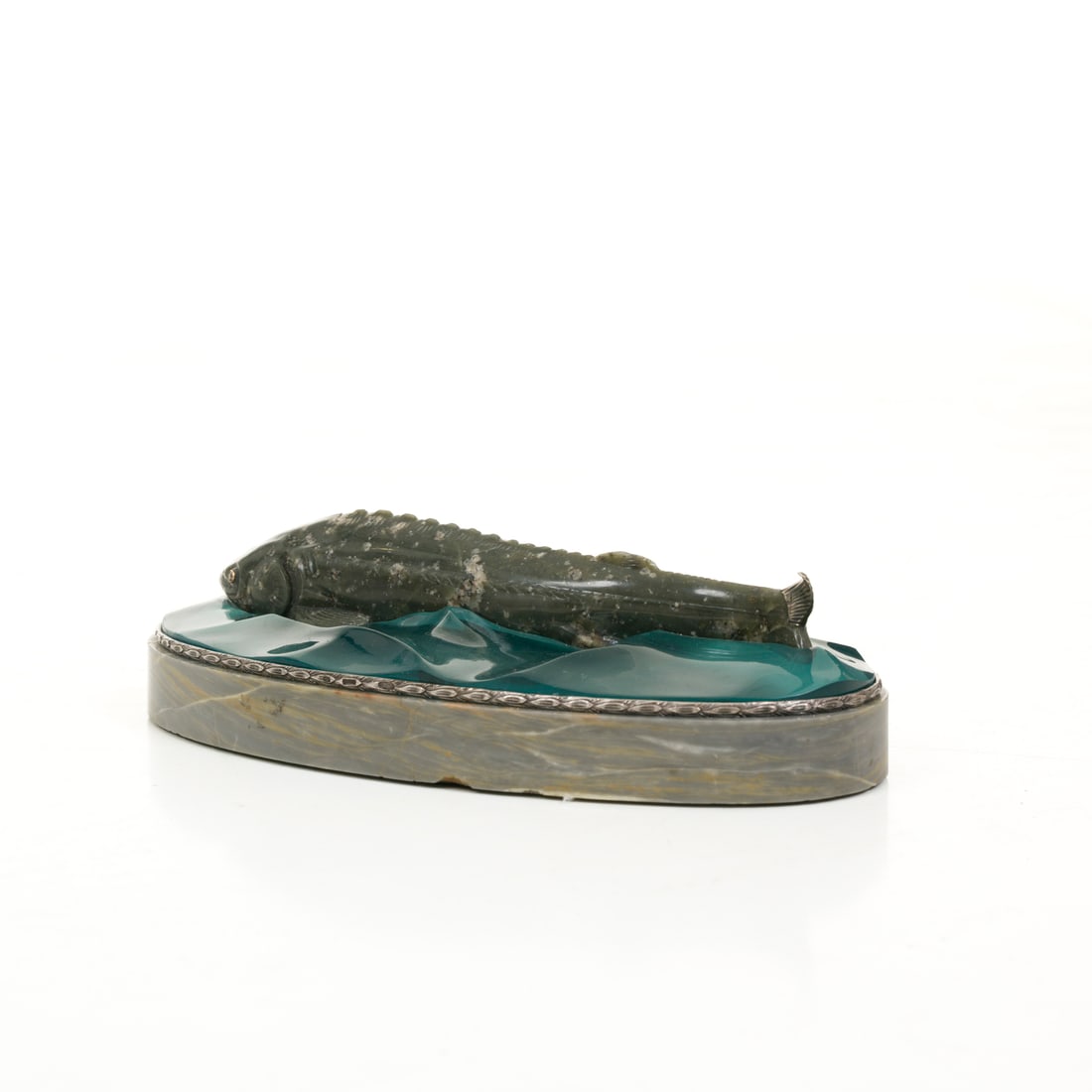 Centrotavola in pietra dura e argento, Russa, XIX secolo: Centrotavola con modello di storione Storione in pietra dura e argento, cristallo verde montato su base in marmo grigio con bordura in argento lavorato, occhi con pietre incastonate Reca marchio russo