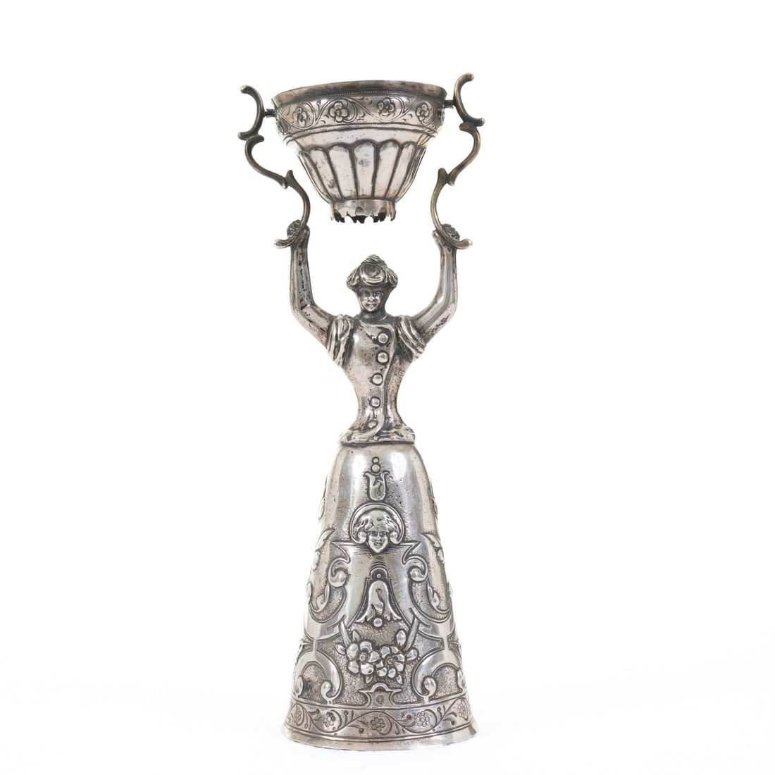 Coppa dell'amore in argento, Germania, fine del XIX secolo: Coppa dell'amore, corpo lavorato a sbalzo con decori seicenteschi Argento Germania, fine del XIX secolo h 22,5 cm 220 g A love cup, repoussé body with 17th-century-style decoration Silver Germany, la