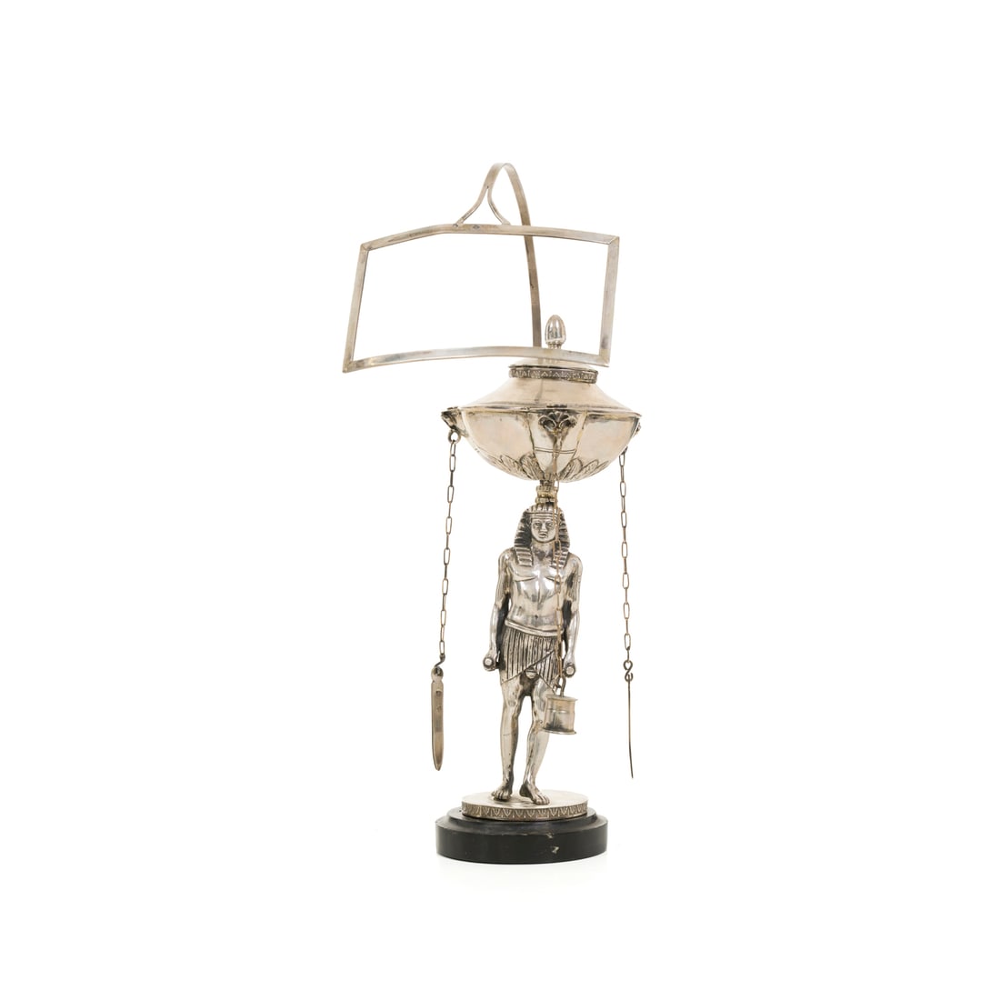 Lucerna in argento, Roma, dopo il 1815: Lucerna rappresentata da una figura egizia Argento con base in marmo nero del Belgio Argentiere Francesco Pacetti Roma, dopo il 1815 h 28 cm Peso lordo 760 g Contenitore portaolio con accessori sosten