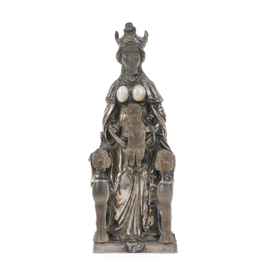 Scultura in argento, manifattura italiana, XIX secolo: Scultura Madonna con Bambino (da Donatello) raffigurazione dell'altare della Basilica di Sant'Antonio di Padova Argento, vetro acidato e madreperla Manifattura italiana, XIX secolo 23 x 8,5 x 7 cm La 