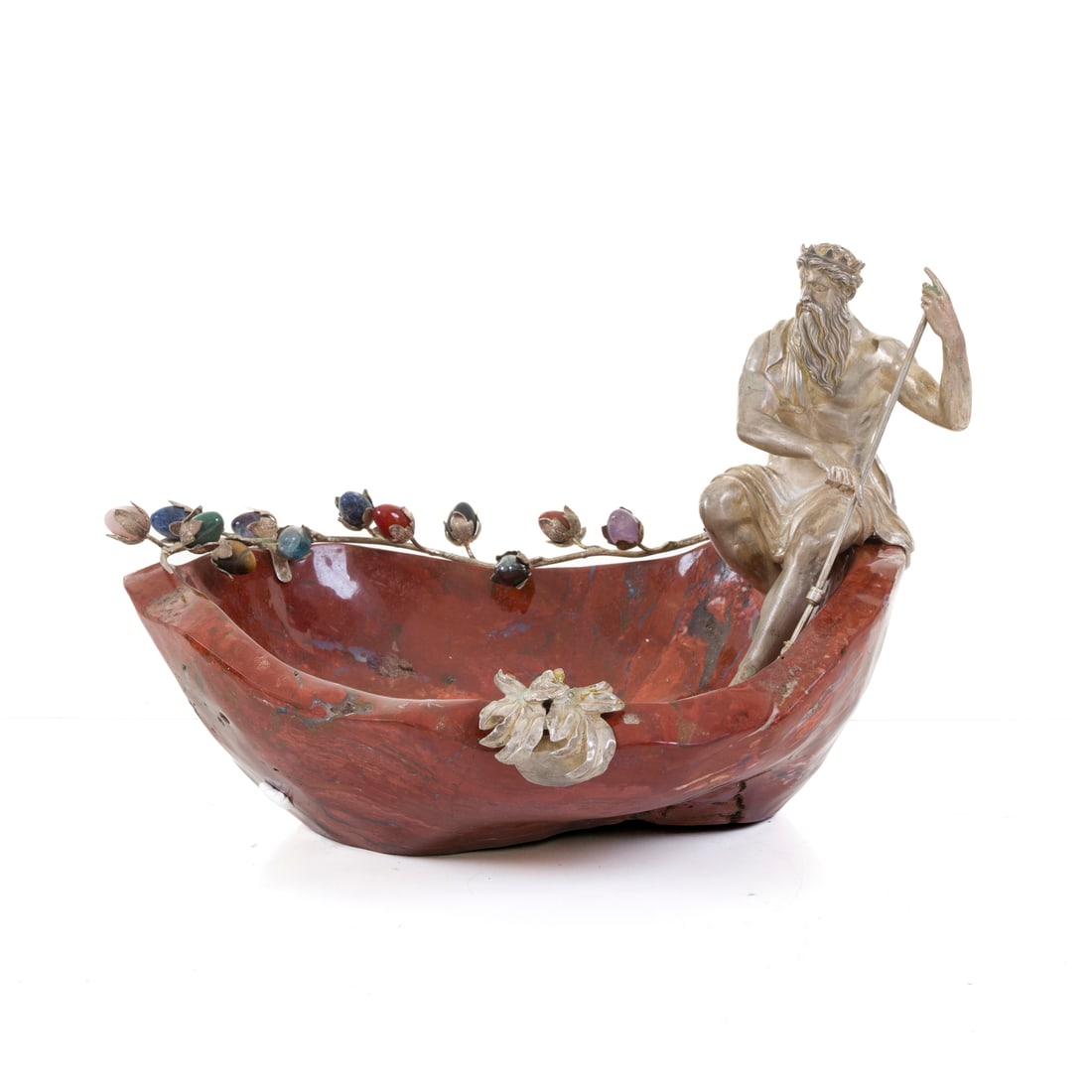 Centro tavola in marmo e argento, inizio del XX secolo: Centro tavola con figura di Nettuno (Dio del Mare) Vasca sagomata, applicazione di un ramo d'argento e fiori in pietra dura Marmo rosso e argento Manifattura dell'inizio del XX secolo 32 x 45 x 32 cm 