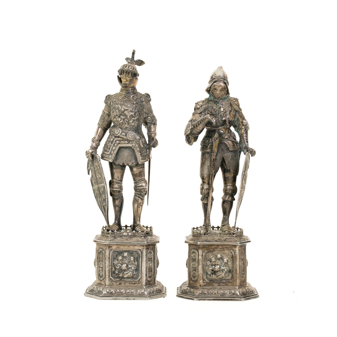 Coppia di sculture in argento, ambito tedesco, fine XIX inizio XX secolo: Coppia di sculture raffiguranti due cavalieri con armature Argento, corpi finemente lavorati e cesellati Ambito tedesco, fine del XIX inizio del XX secolo 28 x 10 x 9 cm Peso totale 1400 g A pair of s
