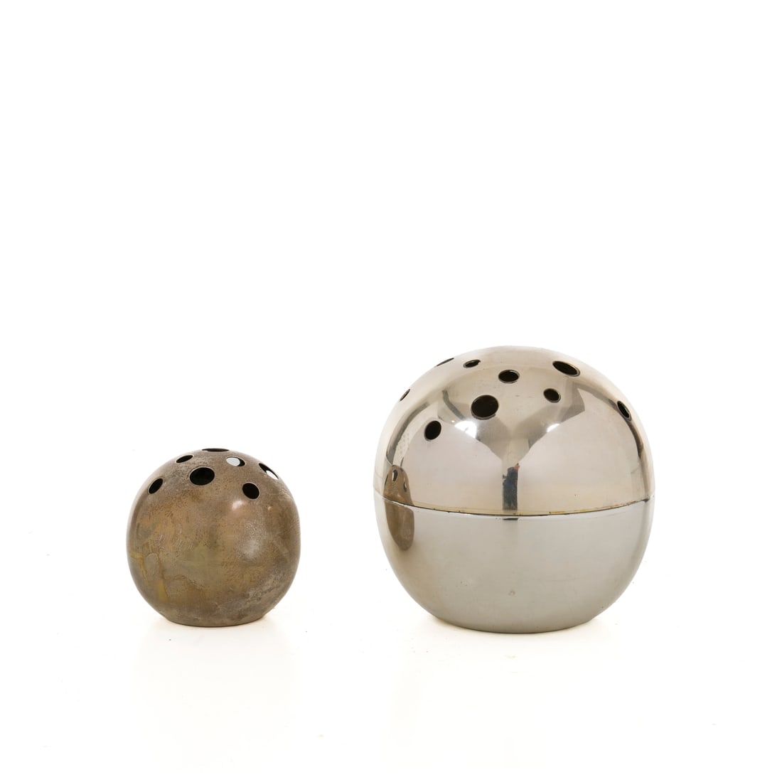 Due vasi portafiori, Italia, 1960 ca.: Due vasi portafiori Uno in metallo argentato e uno in argento Prod. Argenterie Parenti e Fratelli Cacchione Italia, 1960 ca. h 13 cm h 8 cm Marchi impressi della maifattura Two flower vases One in sil