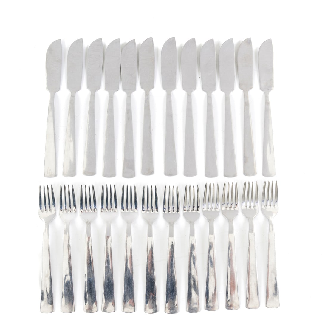 Un servizio di posate: Gio Ponti attr. Servizio di posate in metallo argentato composto da dodici forchette e dodici coltelli da pesce, marchio impresso della manifattura, Prod. Krupp, Milano, Italia, 1950-60 ca. h 22 cm h 