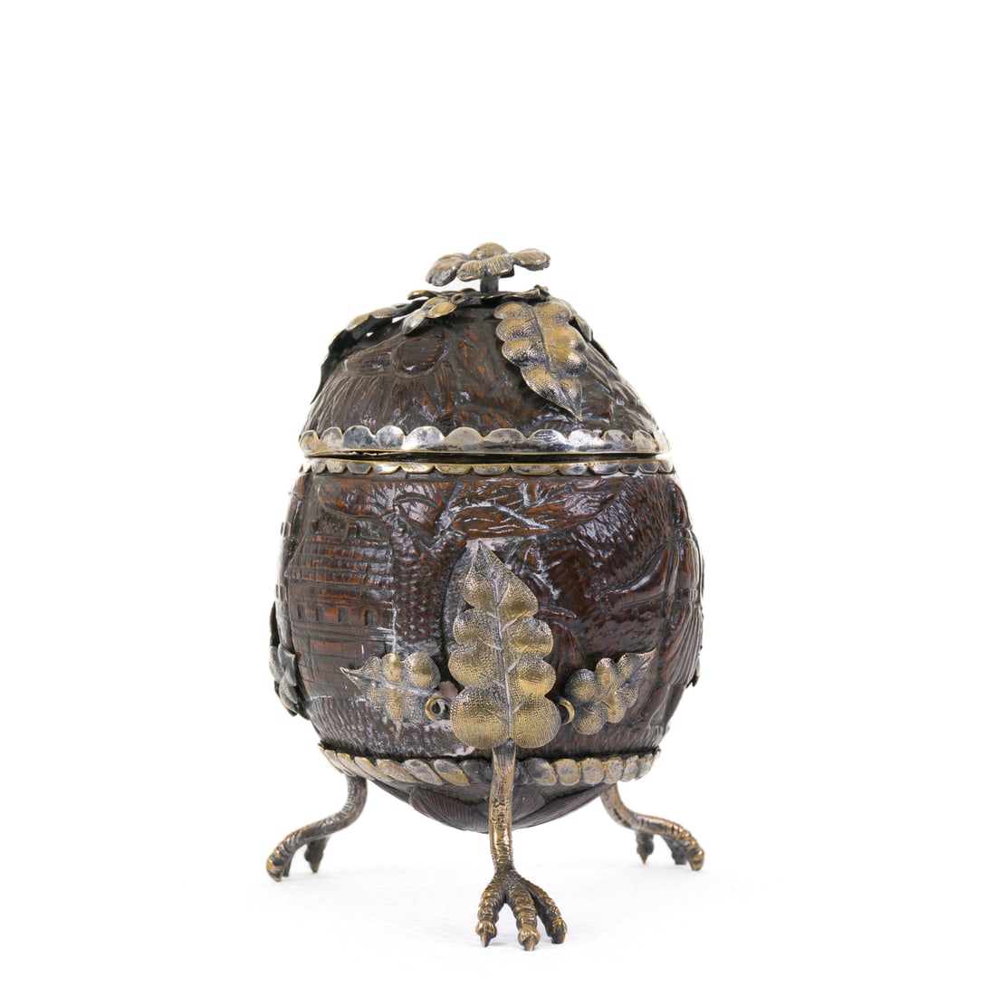 Arte coloniale del secolo XIX: Arte coloniale del secolo XIX Contenitore con coperchio raffigurante figure popolari entro paesaggi, piedini a foggia di elementi vegetali e zampe di rapace Cocco internamente rivestito e scolpito, gh