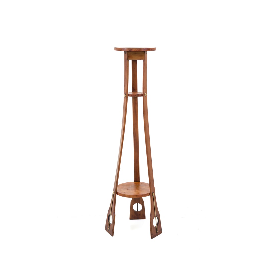 Vittorio Grassi nello stile di: Vittorio Grassi nello stile di Sellette Liberty a due ripiani Struttura in legno, dettagli in ottone Prod. Italia, inizio del XX secolo 114 x 35 cm Vittorio Grassi in the style of A two-tier Art Nouve