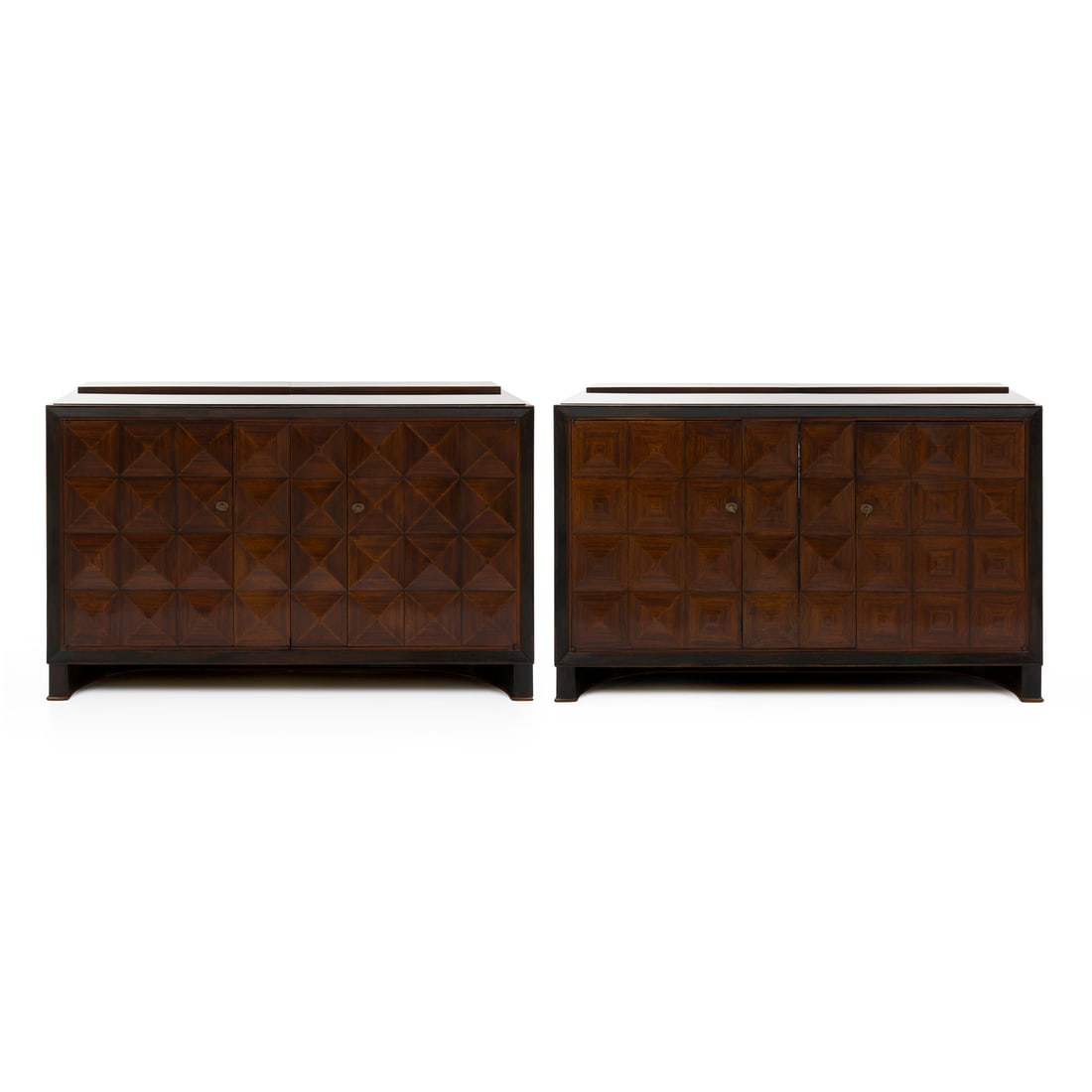 Paolo Buffa (Milano 1903 - 1970): Paolo Buffa (Milano 1903 - 1970) Coppia di mobili contenitori Struttura in legno con ante a diamante, sostegni in legno ondulato, interni con ripiani e cassetti, ripiani in vetro opalino nero, chiavi 