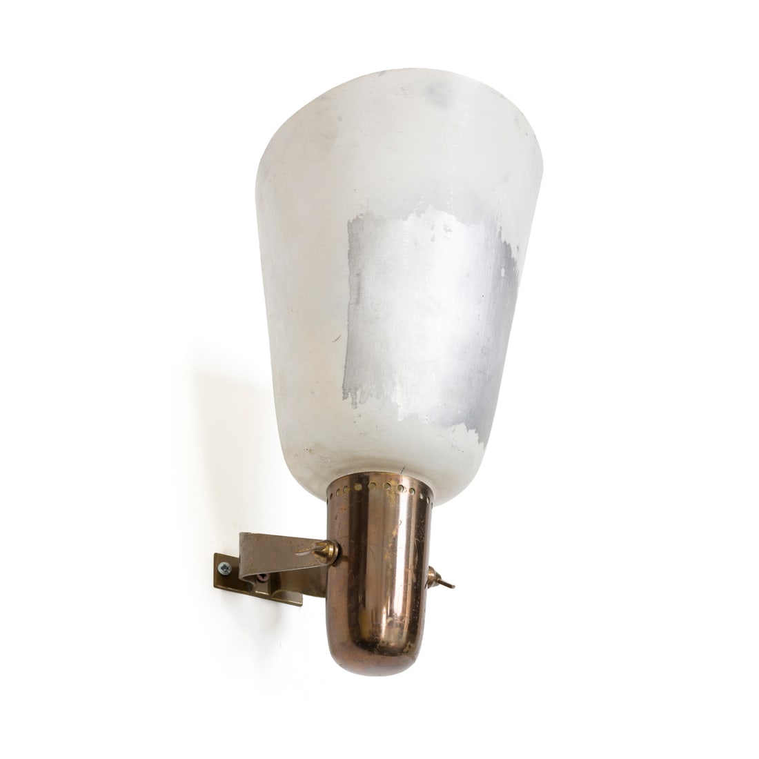 Gino Sarfatti (Venezia 1912 - Griante 1985): Gino Sarfatti (Venezia 1912 - Griante 1985) Lampada da parete Montatura in ottone, diffusore in alluminio patinato Prod. Arteluce Italia, 1940 ca. 42 x 17 cm Gino Sarfatti (Venice 1912 - Griante 1985)