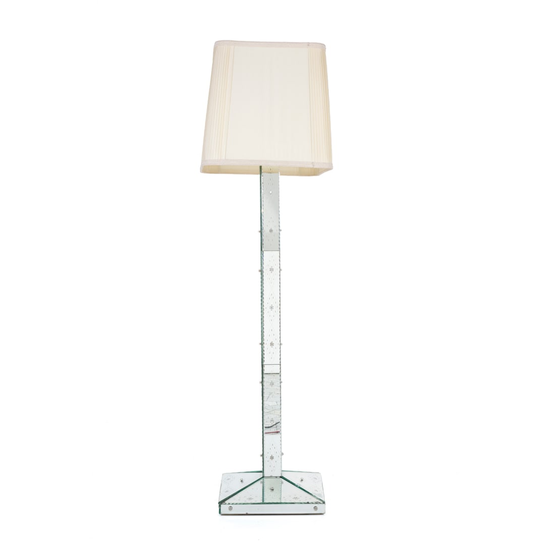 Fontana Arte attribuito, Italia, 1940/50 ca.: Fontana Arte attribuito Lampada da terra Struttura in legno, rivestimenti in cristallo molato e specchiato, decori sabbiati e incisi, paralume in tessuto Prod. Italia, 1940/50 ca. 182 x 42 x 42 cm Fon