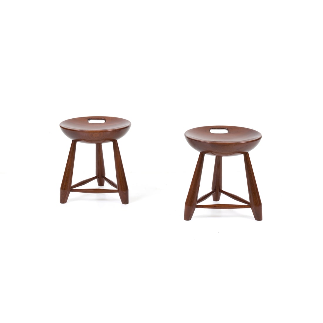 Sergio Rodrigues (Rio de Janeiro 1927 - 2014): Sergio Rodrigues (Rio de Janeiro 1927 - 2014) Coppia di pouffes Struttura in legno lavorato Prod. Brasile, 1950 ca. h 43 cm d 38,5 cm Bibliografia: Maria Cecilia Loschiavo dos Santos, Modern Furniture