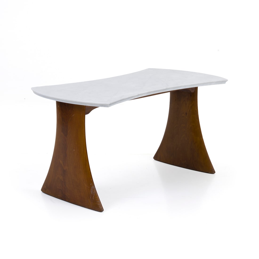 Osvaldo Borsani (Varedo 1911 - Milano 1985): Osvaldo Borsani (Varedo 1911 - Milano 1985) Tavolo basso Base in legno tornito, ripiano in marmo bianco sagomato Prod. Italia, 1950 ca. 45 x 88 x 49 cm Osvaldo Borsani (Varedo 1911 - Milan 1985) A cof