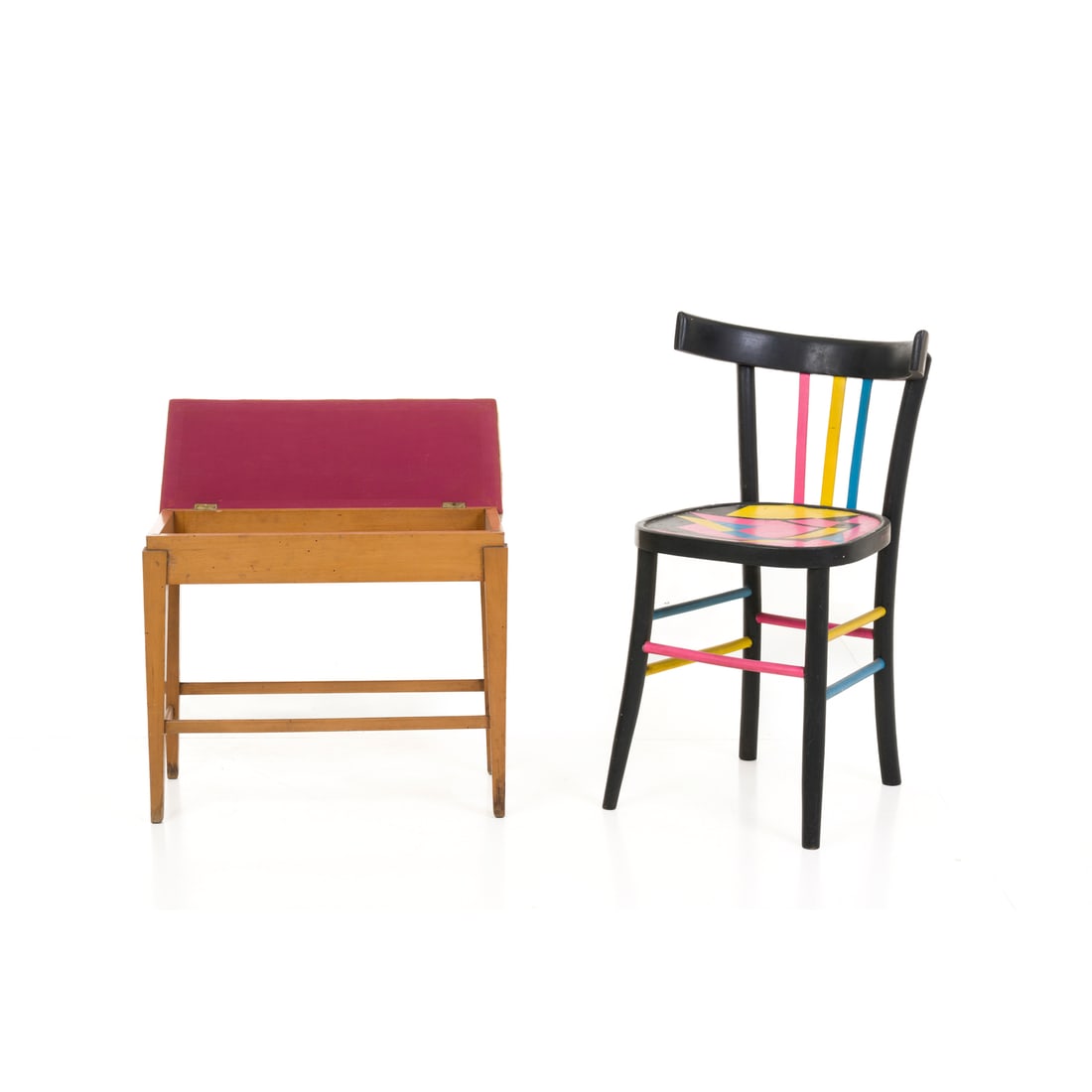 Paolo Pisotti e Manifattura italiana, 1980 ca. e 1950 ca.: Paolo Pisotti Sedia Edizioni Galleria La Bussola Legno di faggio policromo Prod. Italia, 1980 ca. 80 x 45,5 x 47 cm Marchio e firma dell'artista sotto la seduta Manifattura italiana Panchetto da lavor
