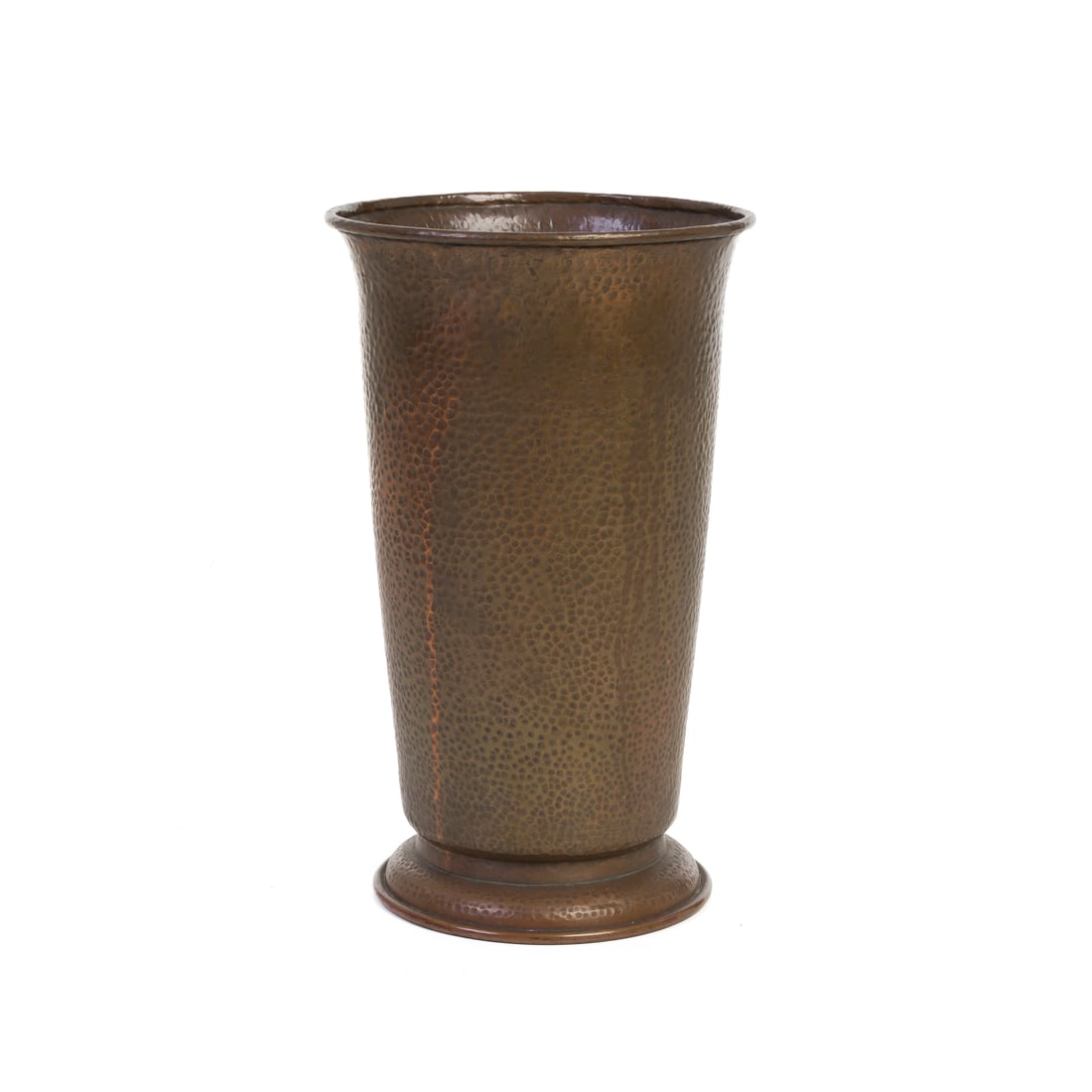 Nino Ferrari, Italia, 1930/40 ca.: Nino Ferrari Vaso Rame sbalzato e martellato Prod. Nino Ferrari Brescia, Italia, 1930/40 ca. 42,5 x 35,5 x 35,5 cm Firma e marchio incussi Nino Ferrari A vase Embossed and hammered copper Nino Ferrari