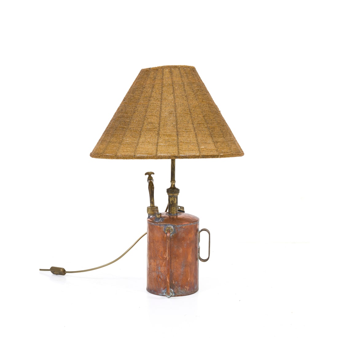Manifattura italiana, 1950 ca.: Manifattura italiana Lampada da tavolo occasionale Base in rame, stelo con perline intrecciate Prod. Italia, 1950 ca. 66 x 48 x 48 cm Provenienza: Famiglia Comolli Italian manufacture An occasional ta
