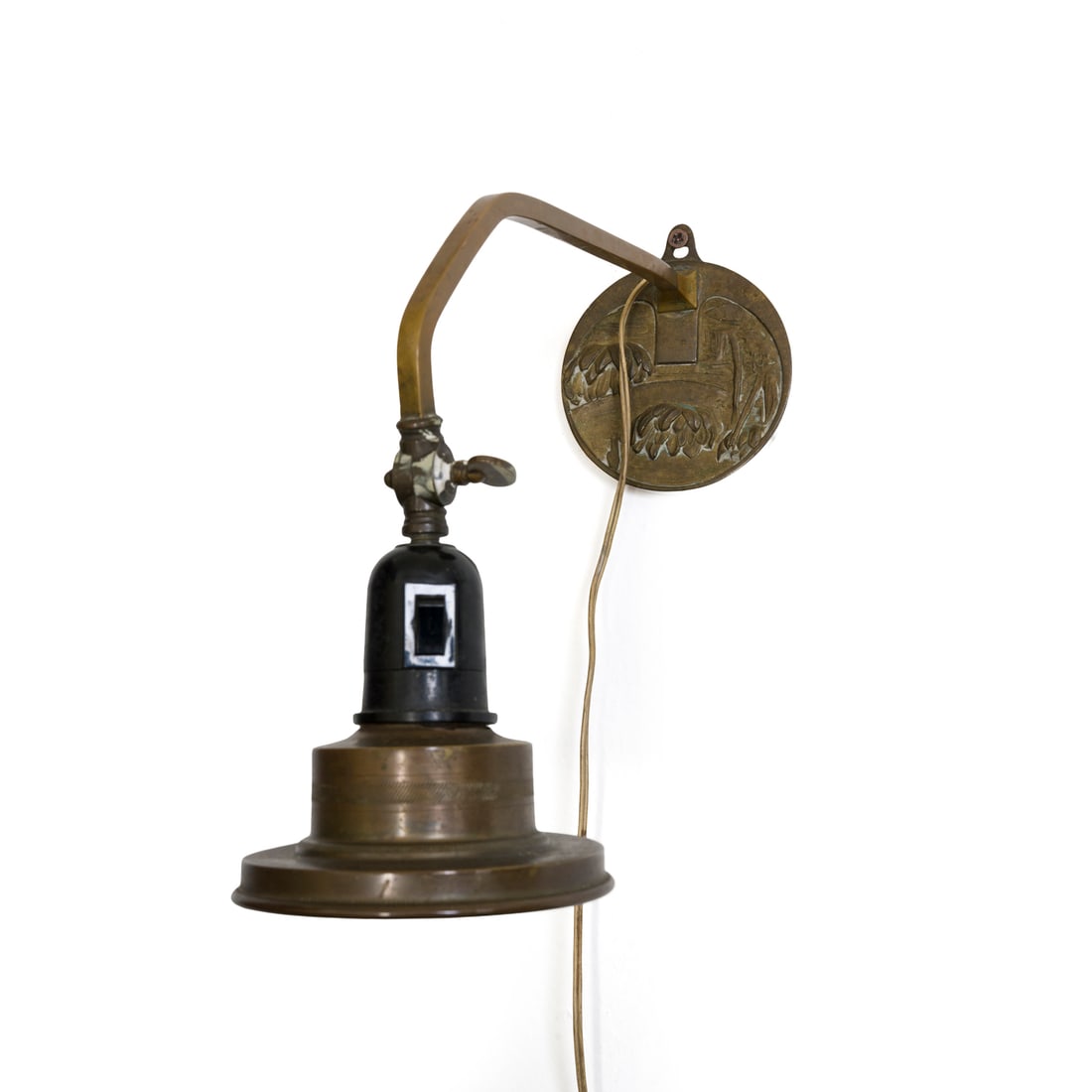 Manifattura italiana, 1920/30 ca.: Manifattura italiana Lampada da parete e all'uso da tavolo Struttura in ottone, decoro su base e paralume orientabile Prod. Italia, 1920/30 ca. 25 x 32 cm Provenienza: Famiglia Comolli Italian manufac