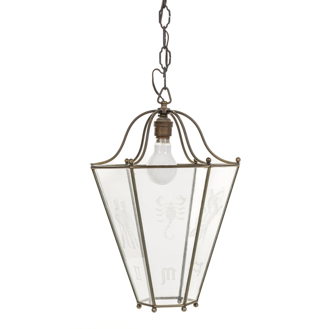 Gio Ponti (Milano 1891 - 1979) attribuito: Gio Ponti (Milano 1891 - 1979) attribuito Lampada a sospensione con decori zodiacali Struttura in ottone, paralume in cristallo molato Prod. Italia, 1950 ca. 42 x 28 x 28 cm Provenienza: Famiglia Como