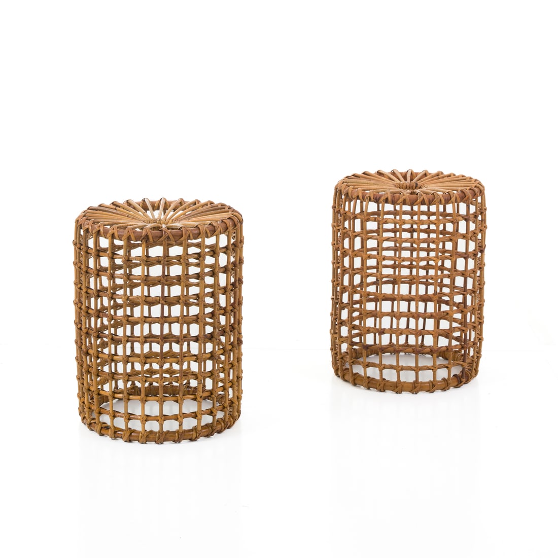 Tito Agnoli (Lima 1931 - Milano 2012): Tito Agnoli (Lima 1931 - Milano 2012) Coppia di pouffes Struttura in rattan e bambù, intrecci in vimini Prod. Bonacina Italia, 1960 ca. h 41 cm d 32 cm Tito Agnoli (Lima 1931 - Milan 2012) A pair of 