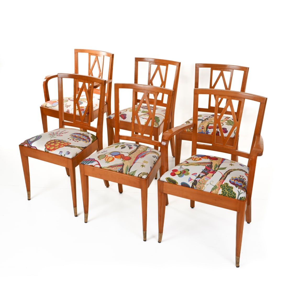 De Coene Frères, Belgio, 1930/40 ca.: De Coene Frères Quattro sedie e due capotavola Struttura in legno, rivestimenti in tessuto e puntali in ottone Prod. Belgio, 1930/40 ca. 88 x 46 x 50 cm (sedie) 90 x 36 x 50 cm (poltrone) De Coene Fr