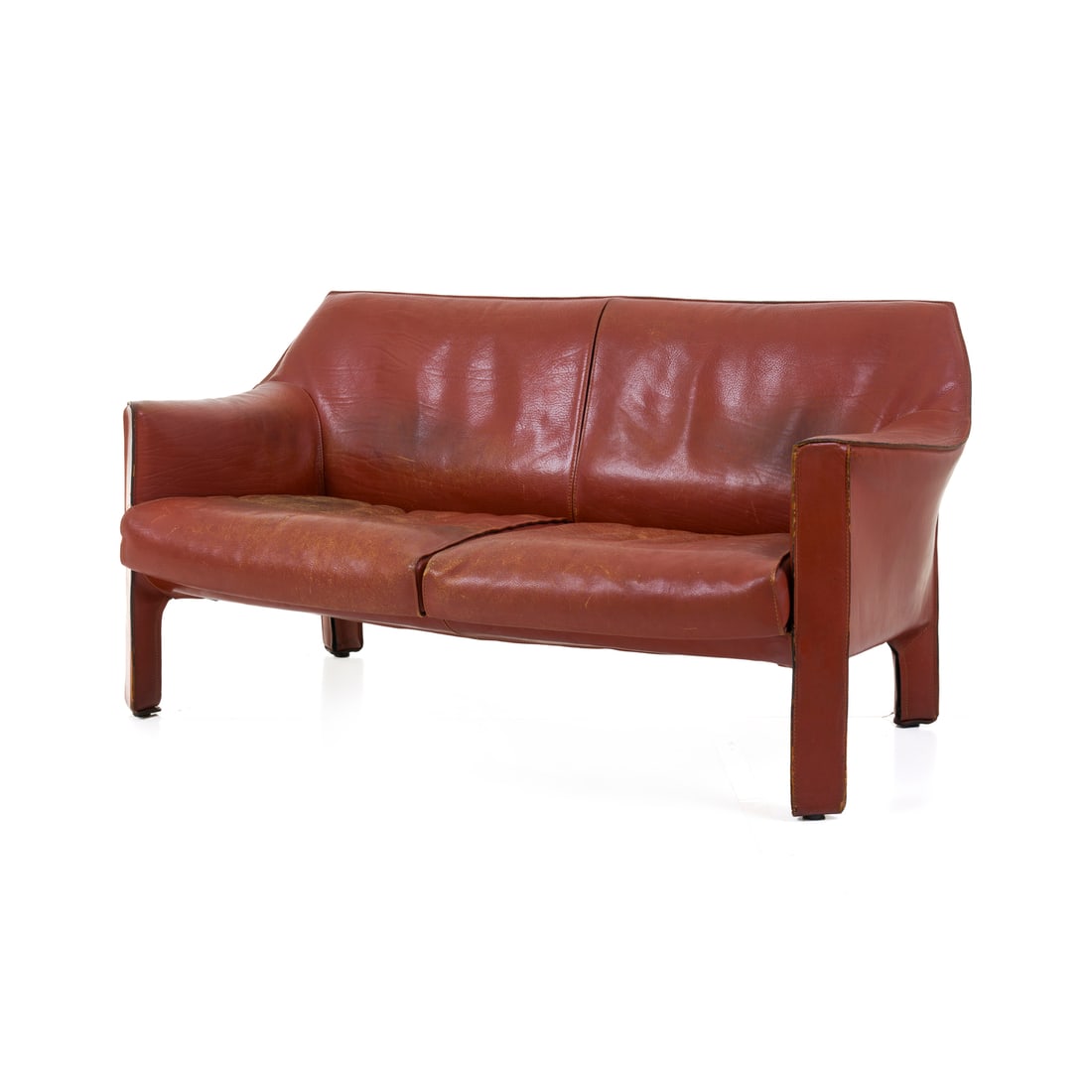Mario Bellini (Milano 1935): Mario Bellini (Milano 1935) Divano Mod. CAB 414 Struttura in metallo, rivestimenti in pelle imbottita e cucita Prod. Cassina Italia, 1970 ca. 80 x 160 x 72 cm Marchio impresso della manifattura Biblio