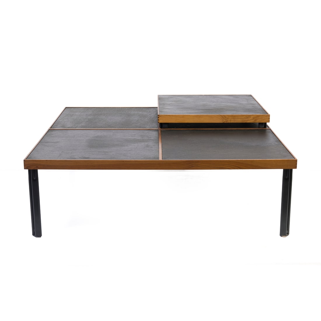 Piero De Martini (Milano 1939): Piero De Martini (Milano 1939) Tavolo basso con portavivande e all'uso alzata Struttura in legno e sostegni in metallo patinato, ripiani in ardesia Prod. Cassina Italia, 1980 ca. 35 x 114 x 114 cm Eti