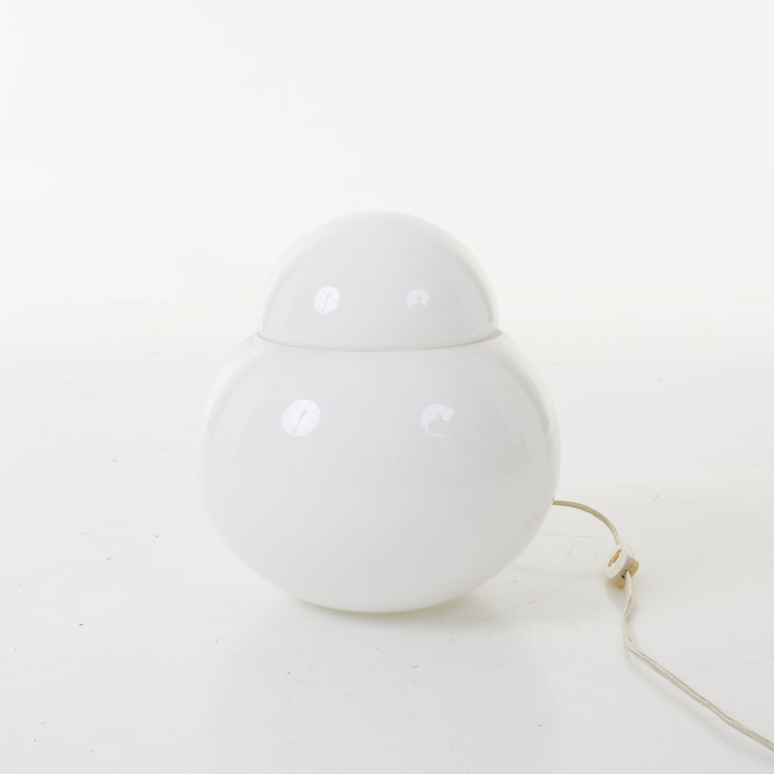 Sergio Asti (Milano 1926 - 2021): Sergio Asti (Milano 1926 - 2021) Lampada da tavolo Mod. Daruma Struttura e diffusori in vetro opalino lattimo Prod. Fontana Arte Italia, 1970 ca. h 30 cm d 27 cm Bibliografia: Catalogo di produzione F