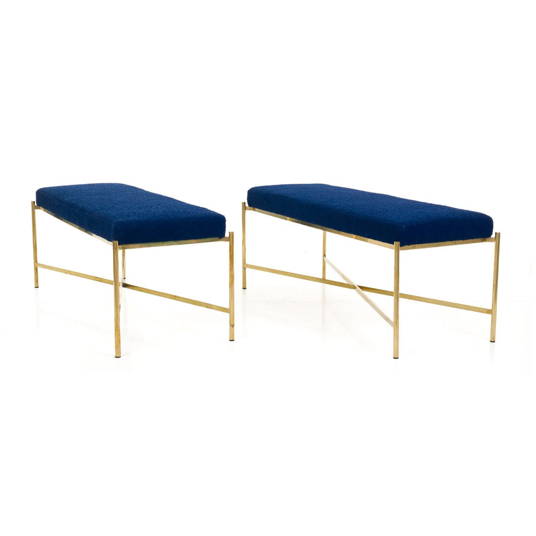 Manifattura italiana, XXI secolo: Manifattura italiana Coppia di panche Struttura in ottone, rivestimento in tessuto blu imbottito Prod. Italia, XXI secolo 49 x 128 x 48 cm Italian manufacture A pair of benches Brass structure, uphols
