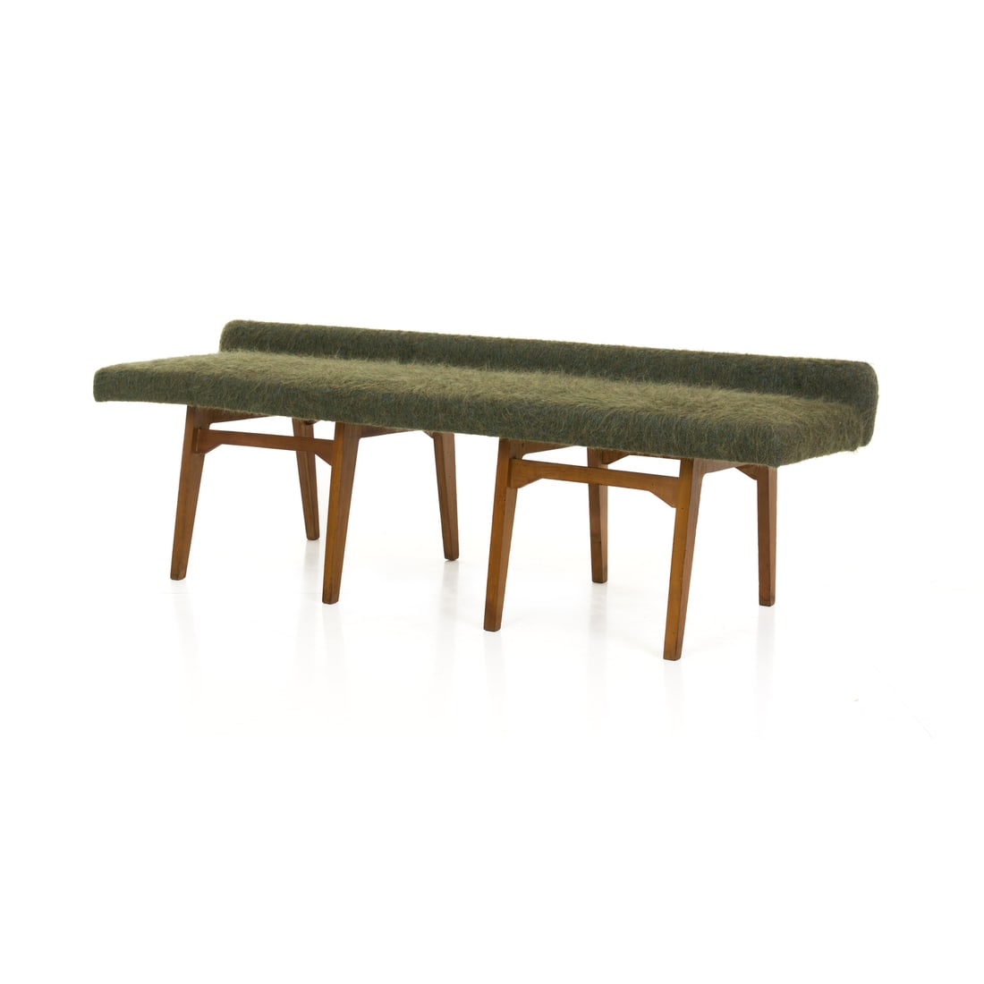 Manifattura italiana, 1960 ca.: Manifattura italiana Panchetta verde occasionale Struttura in legno sagomato, supporti anch'essi in legno, rivestimenti in tessuto imbottito pregiato Prod. Italia, 1960 ca. 50 x 162 x 50 cm Italian ma